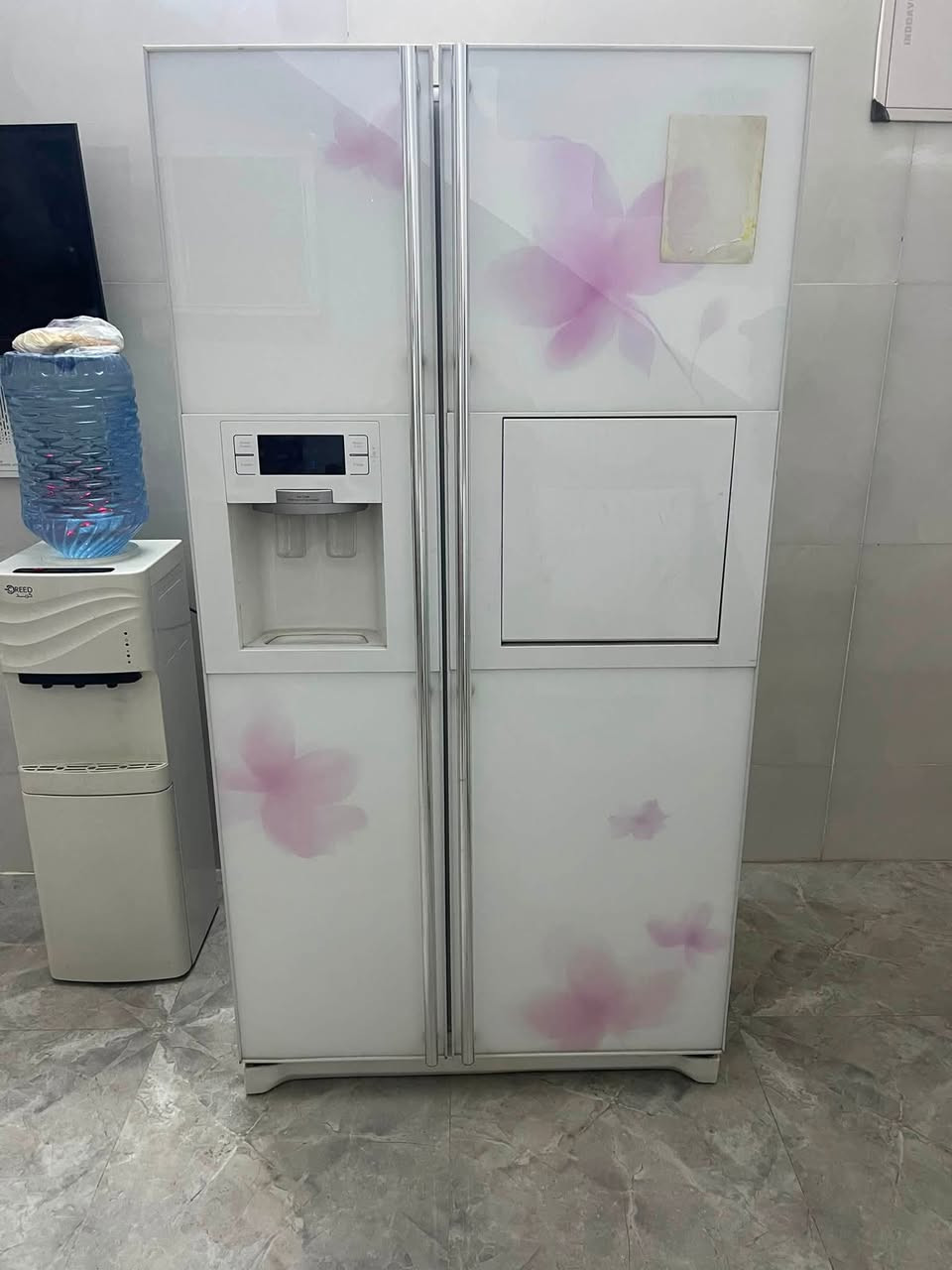 ثلاجه سامسونك نظام بخاخ شغاله وتجميد فول نظافه ٩٠ بالميه سعرها ٣٥٠ وبيها مجال
*********** متواجد واتساب 
البياع شارع المضخه الاول
