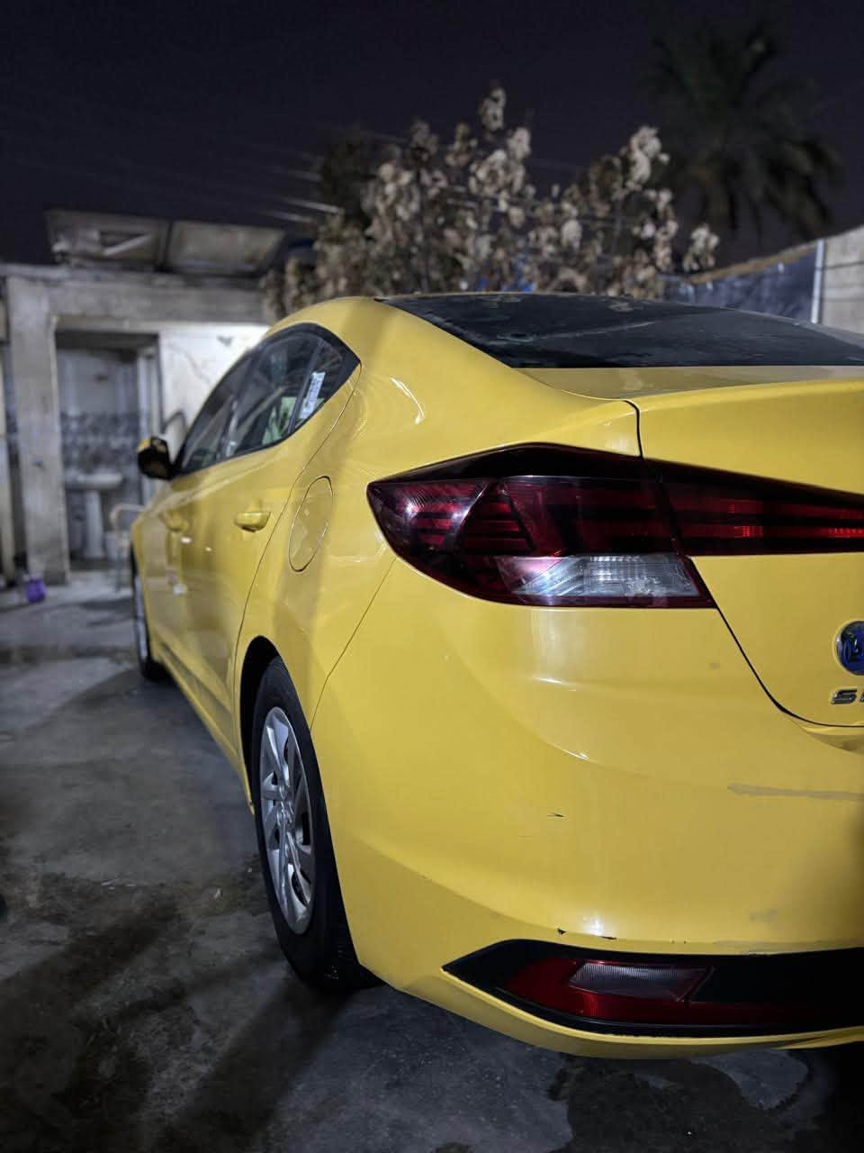 السلام عليكم 
النتراء مديل ٢٠٢٠ للبيع وارد امريكي محرك ٢٠٠٠ دوش مواصفات عاديه حادثه جداً بسيط بس دعامية اماميه وراجعه نفسه سياره كفاله عامه وصبغه اولى شرط السونر وجاهزه من كلشي تخم تاير حدادية جديدة مصفرة هيئه وغرامات مابيها نقص كبل للشارع وسياره احله من الصور للاستفسار الاتصال على الرقم *********** مكان السياره بغداد الجديدة
