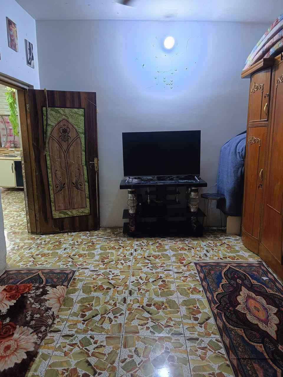 السلام عليكم ورحمه الله بيت للبيع طابق ونصف
المساحة 100 متر مربع
الواجها 10*10
يحتوي على استقبال وغرفة و حمام و مطبخ حراري 
ملاحظة الصالة مفتوحه على المطبخ
الطابق الثاني يحتوي على غرفه و مخزن
وكذلك بجوار البيت اسواق تباع مع المنزل 8*4 شغالة والله الحمد مؤثثة وكاملة مع قطعة أرض بجوار الاسواق تشجير قرابة 50 متر المنزل ركن على شارعين
العنوان خلف السدة 
للاستفسار اكثر الاتصال على الرقم ***********
أو على الخاص
