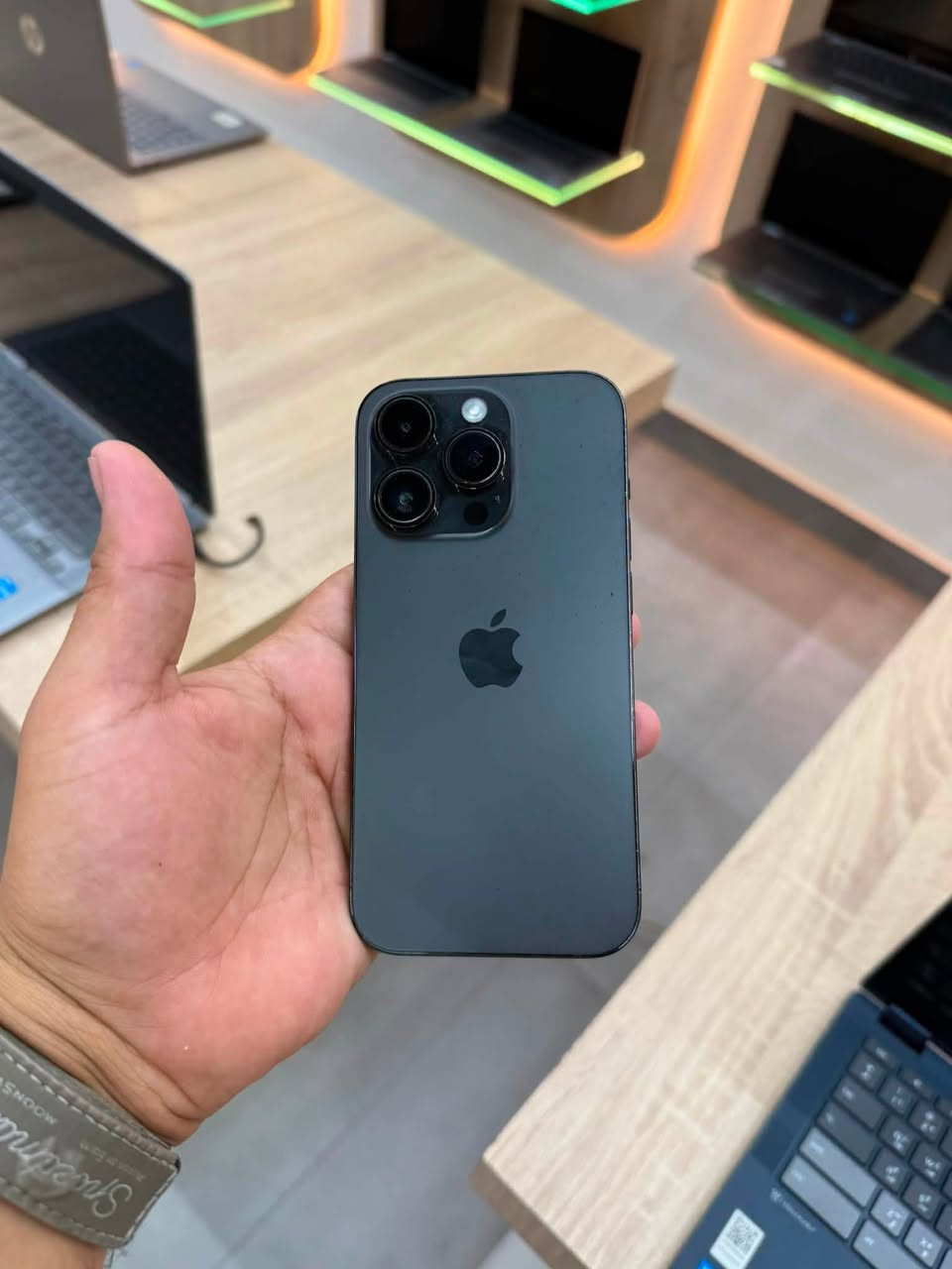 Iphone 14 pro
ذاكرة 256 

نضيف كلش ما مفتوح ممصلح 

بسعر 650 الف 

عنوان / بغداد حي الجامعة 

***********
