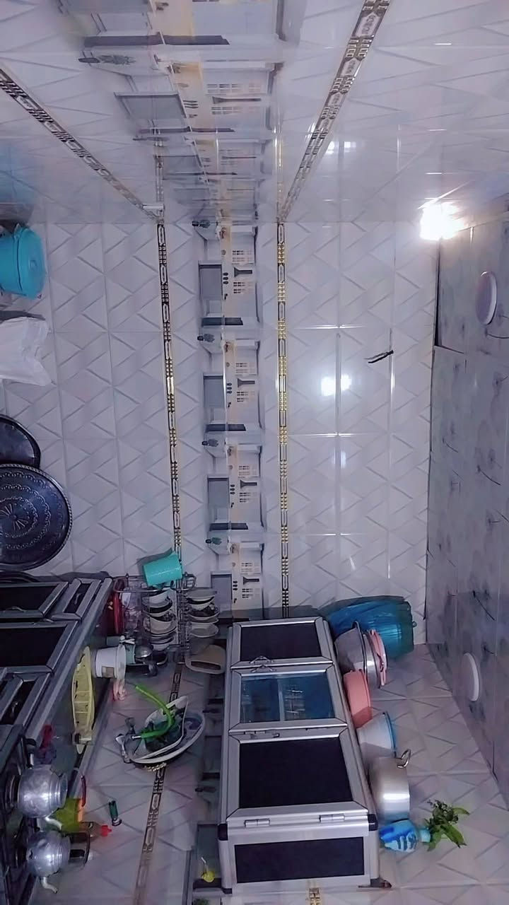 السلام عليكم بيت البيع المساحه 230 البناء 115 والباقي مسيجه من ضمن البيت بيه غرفه بلخير واي البيت والباقي حديقه بصف صيطره شارع الملعب اول خط بناء بلوك صب عد غرفه واحده سندويج من ضمن البيت عوزه بس بيتونه كامل كاشي عراقي درجه اول  قمريه الحوش مالته كله جاهز  سراميك امي كهرباء خطين المنطقه مخدومه كامله جوارينه والله ناس طيبه كلش السعر 35 وبيه مجال  ***********

