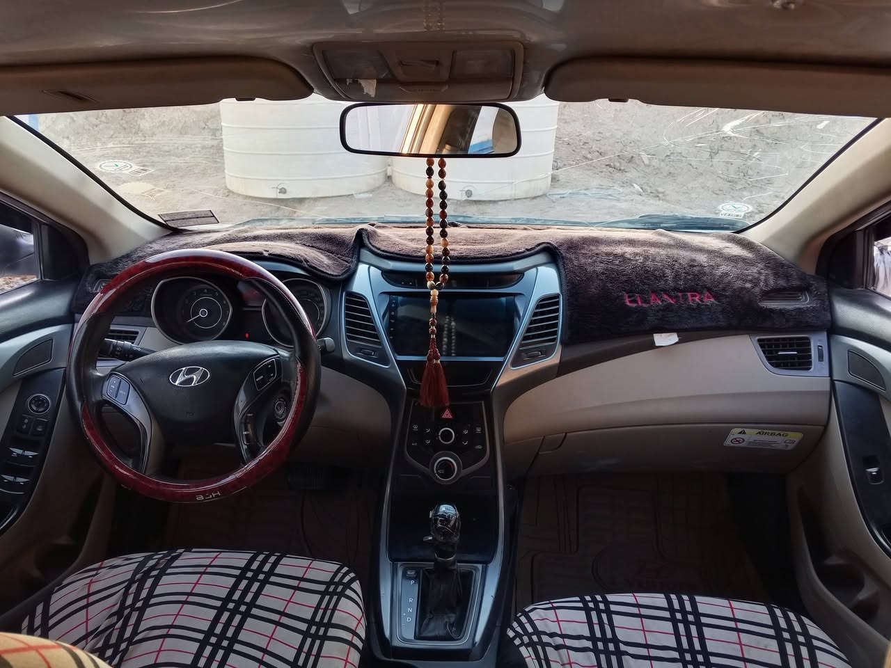 السلام عليكم 
سياره الانتره موديل ٢٠١٤شكل ٢٠١٦ خليجي رقم ذي قار 
للبيع او المراوس مواصفات نص فول كامره وشاشه
 إشارة بالمرايه مكفوله من الضربه والتبديل بيه رشات صبق  مكينه وكير كفاله وحداديه جديده 
السعر الاتصال على الرقم ***********
