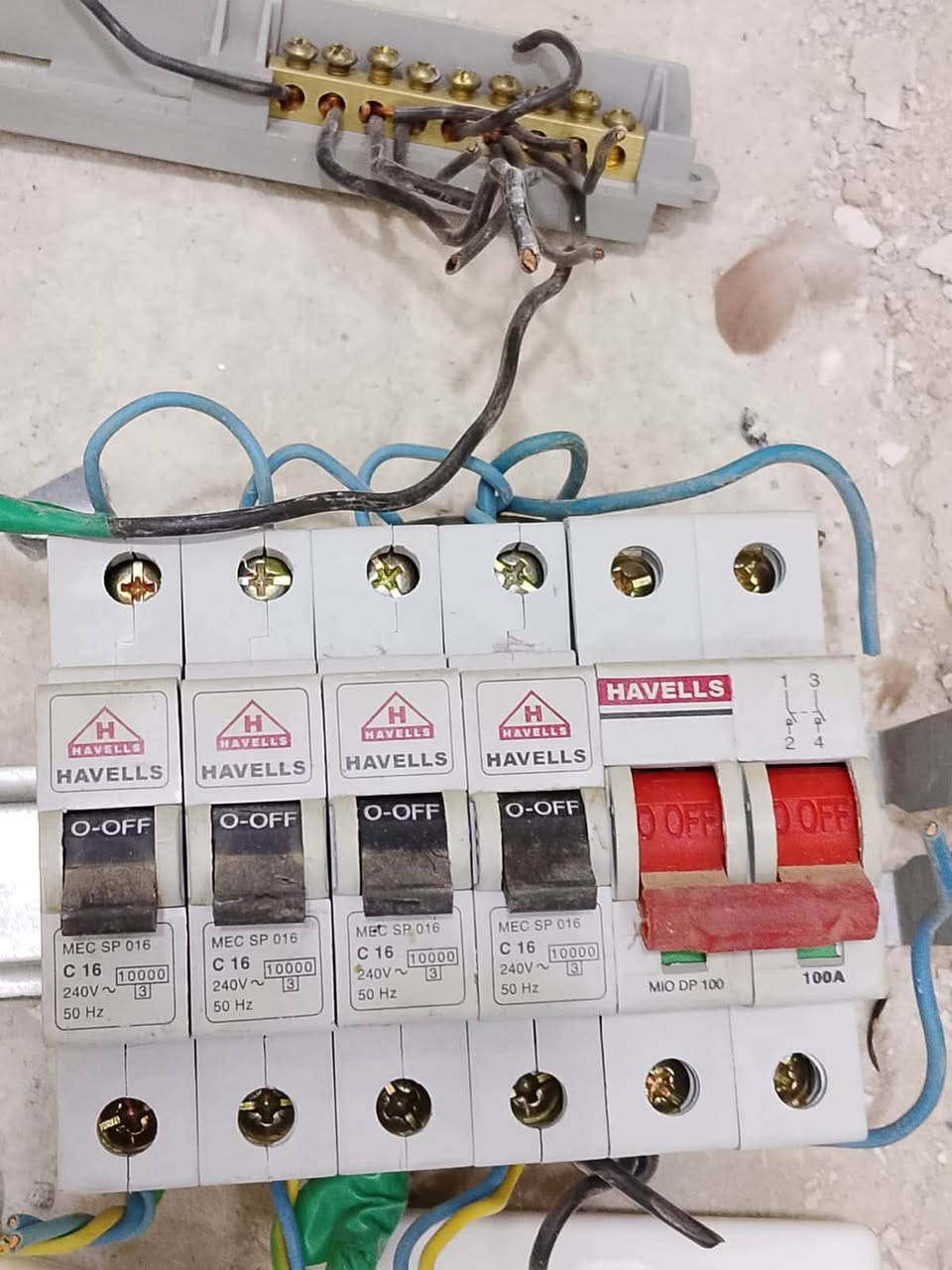 8 سيوج هولدر
12 بلك سويج ثلاثثه منهن حراري
قاطع رأيس ابو 3 هونداي
جوزات هافيلز ام الاثنين و اربعه هافيلز
2 جوزات ءبلت ام 16
1 قاطع رأيسؤ Abb
جهاز تحوي ثلاثي  الشروق 50 A
6 مترات كيبل 4x 16 رقمي***********
