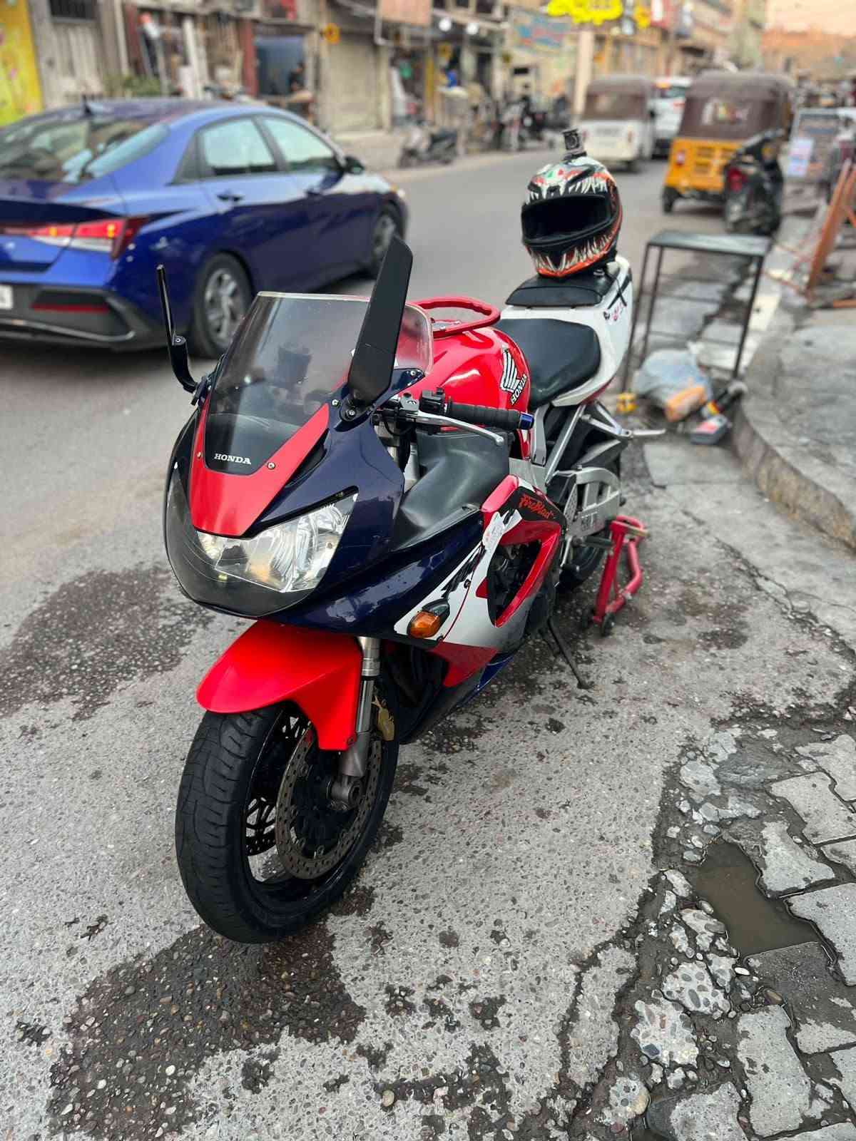 السلام عليكم للبيع cbr929 دراجة كاملة نضيفة مفتوح كور مبدل كازكيت فقط مكان بغداد ساحة عدن سعر مليونين و٧٥٠ بيهة مجال او مراوس بي سي اكس***********
