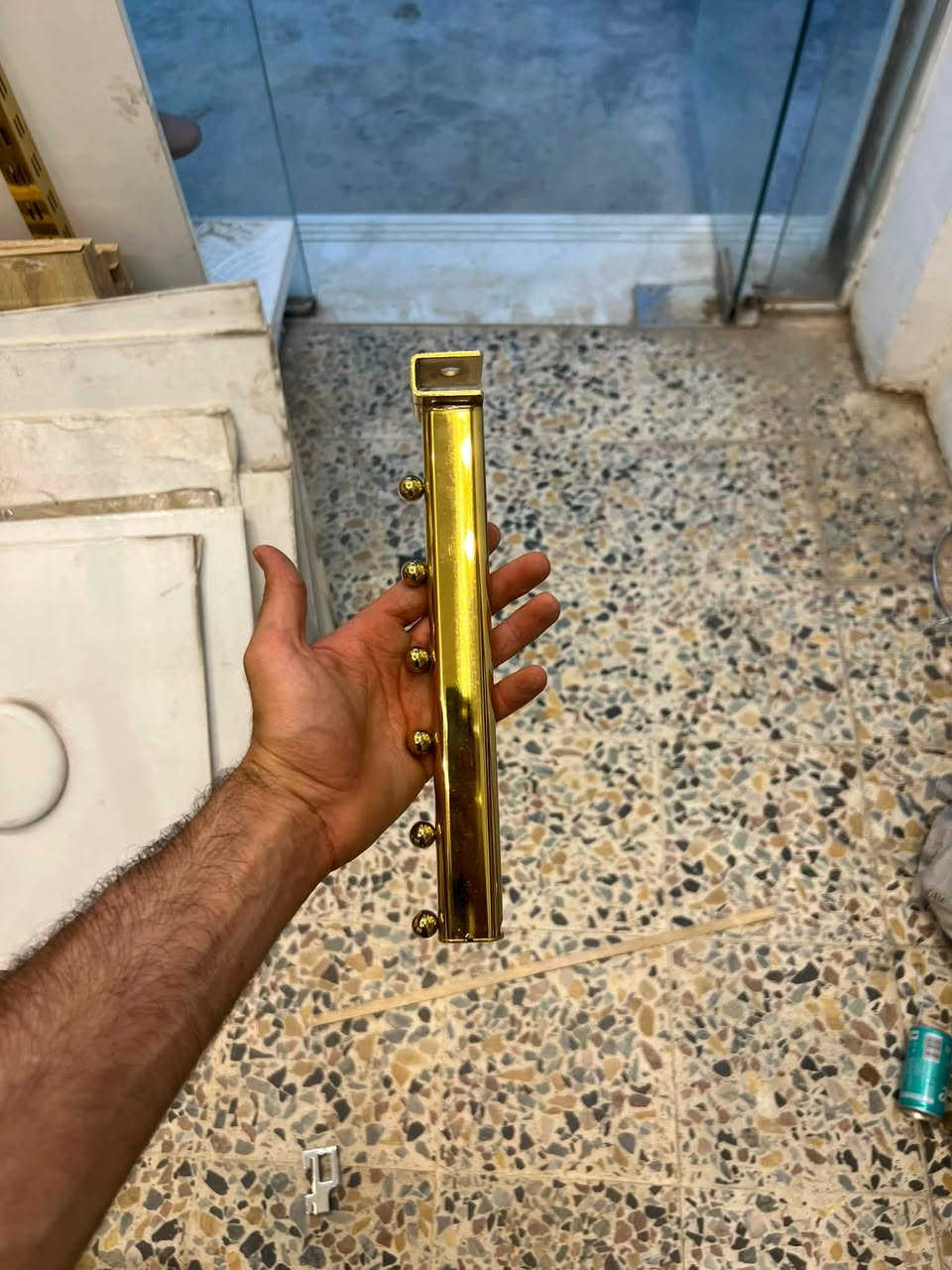 ستاندات استخدام شهر واحد  وملكان وسكك وهوكات ورفوف بحاله جيده جدا للبيع
***********
