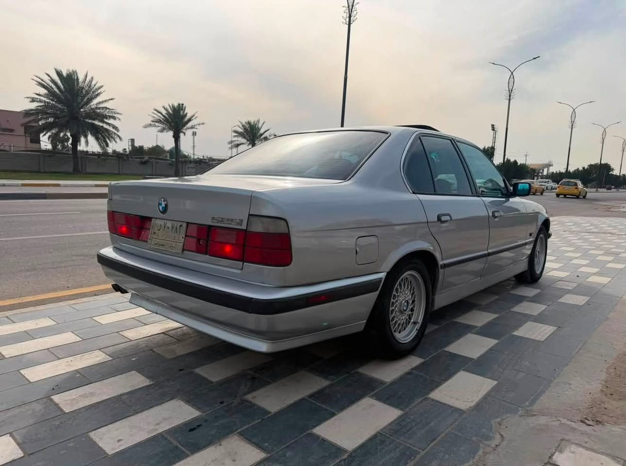 السلام عليكم
للبيع BMW (525) مسكر عدله وارد ياباني 
موديل 1991 ب اسمي تحويل مباشر رقم كركوك  
صبغه جديدة ✅
غرفة جديدة ✅
مكينة جديدة ✅
صدر جديد ✅
تبريد جديد ثلج ❄️
تخم تاير جديد ✅
زنون عالي ناصي ✅
سيارة جاهزة من كلشي 
مكان السيارة بغداد  
السعر 70$ وبيهة مجال 
للاستفسار ***********
