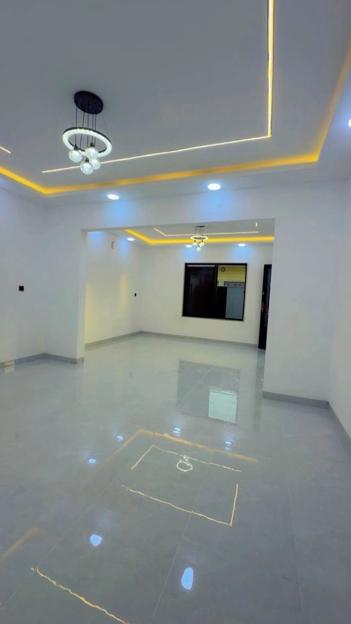 دار للبيع في حي الملايين الاولى قرب جامع الصواف 
المساحه البيت 165متر طابقين بناء حديث زيرو ستلام فوري
جنس الارض وصل جمعيه حمورابي 
لمعرفة سعر علق بكلمه تم
الأستفسار ***********
واتساب *********** موصل, نينوى
