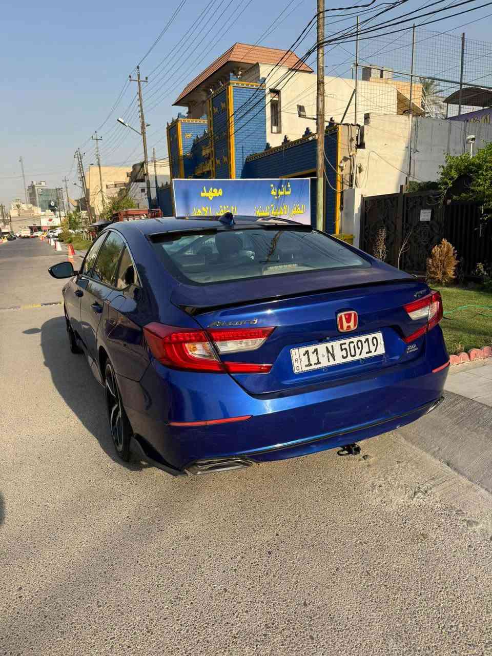 السلام عليكم 

هوندا اكورد 2018 لون ازرق مميز 
محرك 2,0Tتيربو فول مواصفات سلايد 

حادثهة صندوق السياره والدعاميه الاماميه هم مصبوغه 
وبيها الكمبريسر تبريد واكف 
كير ١٠ سرعات دكم يعني 
قدره حصانيه 252..+شوته رياضيه عليه

بيهة لمسات رياضية مصروف عليهة السيارة 
مواصفات .
رادار امامي + خلفي + جانبي 
هيتر بلمري الجانبية 
بصمه تشغيل +تشغيل عن بعد ،بصمه بيبان .بصمة صندوق 
لايت ليد امامي خلفي اوتو مع كشافات ليد
سلايد روف 
هوك سحب خلفي 
داخل اسود رياضي وكشنات حضن جلد مقعد السائق كهرباء
دشبول كاربون فايبر 
دركه ستيرن رياضية  وشفتات ستيرن 
هاند بريك كهرباء 
اوتو هولد 
كاميرا امامية تحديد مسار 
دشبول عدادات ديجتل 
قطعتين تبريد امامي خلفي مركزي 
سستم صوت سماعات 
مثبت سرعه 
مانع انزلاق 
٣ وضعيات قياده
رقم بغداد 
ماشية 75000mi
مكاني المنصور 
رقم صاحب سيارة:***********
السعر 122$ وبيها مجال بغداد, العراق
