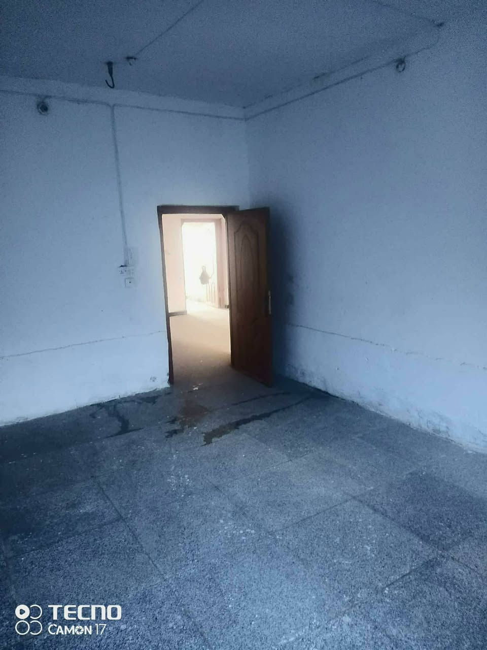 🏡 دار سكن رائع للبيع في حي الوحدة! 🏡
(قرب مدرسة الجماهير - على شارع عام بعرض 20 متراً تقريباً)
​🔹 معلومات أساسية:
• نوع السند: طابو صرف.
• المساحة: 245 متر مربع.
• التصميم: طابقين (عكادة، جاهز للسكن الفوري).
​🔹 محتويات الدار:
• 🛏️ 4 غرف نوم واسعة.
• 🛋️ صالتين مع استقبال منفصل.
• 🍳 مطبخ مرتب.
• 🚿 صحيات داخلية وخارجية.
• 🚗 طارمة واسعة ومميزة.
​🏷️ لمعرفة السعر وتفاصيل أكثر:
يرجى الضغط على (لايك 👍) وكتابة (تم 💬) في التعليقات، أو الاتصال بنا مباشرة على الأرقام التالية:
​📞 ***********
📞 ***********
​📌 مكتب دبي للعقار والمقاولات العامة
(الديوانية - السايدين الجمهوري - مقابل مدرسة القدس للبنات)

نص مكتوب في الصور:
- TECNO CAMON 17