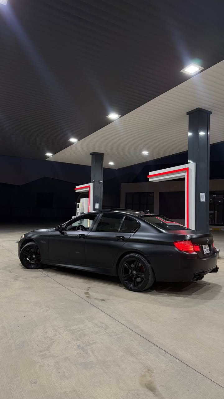 ***********
BMW f10 530M 2010
شکڵی دەرەوەی کراوە بە M5 مواسەفاتی فوولە مەکینەی ٣٠ نۆزل کورت .چواردوگمەیە ( داتاشۆ - دەرگا شەفت -360 دەرەجە ڕادار و حاسەو کامێرا - خەتی جادە - هەزازی سوکان - پێنج پەردە - لایت داینامیک - سلایت - سنوقی دواوە کارەبای و شەفت- دەسکی دەرگا بەسمە و لید - ئاوێنە شەفت و هیتەر و ڕادار - شاشە گەورە - سوکانی M و شەفتی سەر سوکان - ویلی ١٩ ئینجی بیلادی M5 دوو سایز -سێ مۆدی لێخورین - کامل کراوە بە ڕەشی مات بە لەزگەی اسڵی - سالۆنسای دەسکاری - یەک ژێر دەرگای دواوەی پەمپە - گێڕ و مەکینەو کارەبای بە شەرت نرخی 165 گەلاو مەعامەلە السليمانية, العراق
