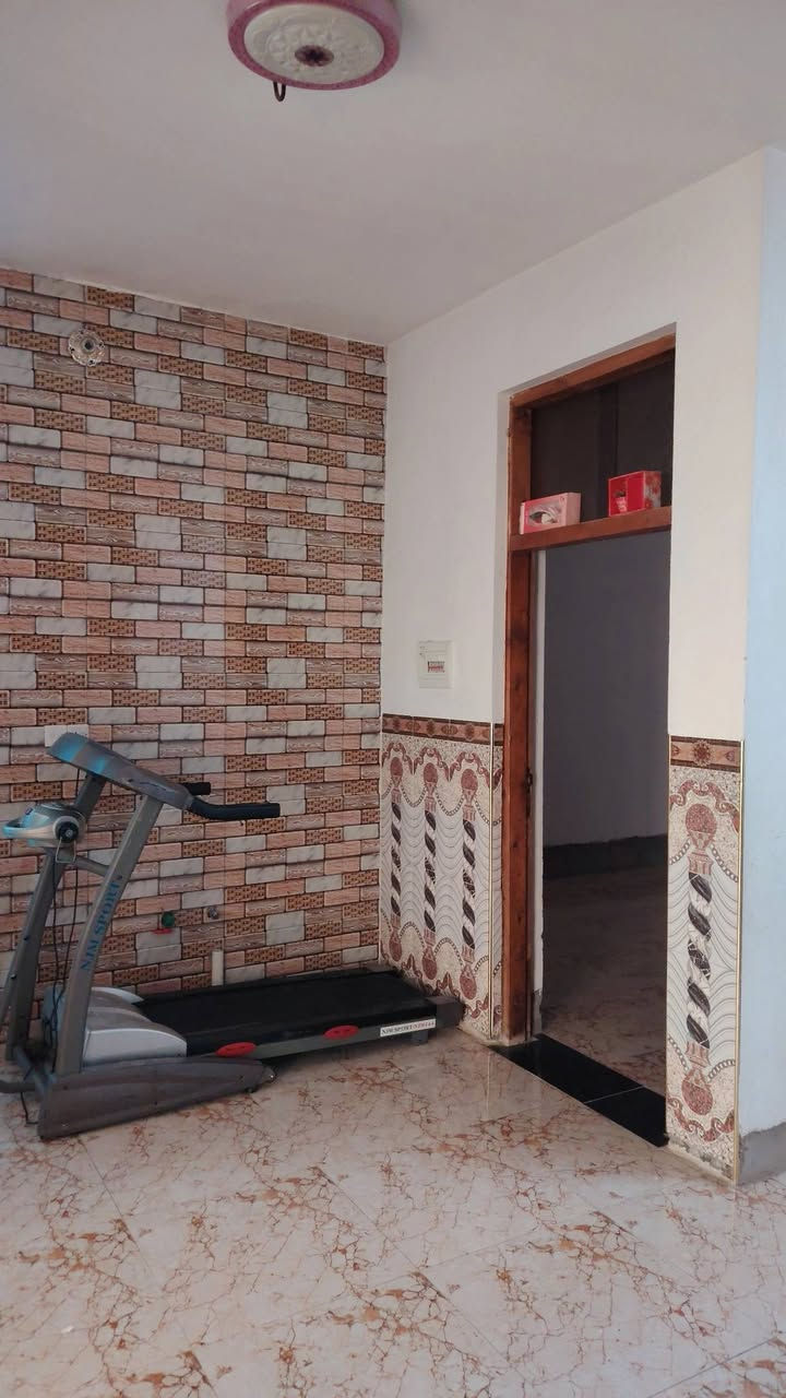السلام عليكم بيت للبيع بل اربعتالاف خلف دكتور عطا شارع ابو رياض العكيلي ميتين متر واجها 10ونزال 20 سعر 170 وبي مجال للستفسار ***********
