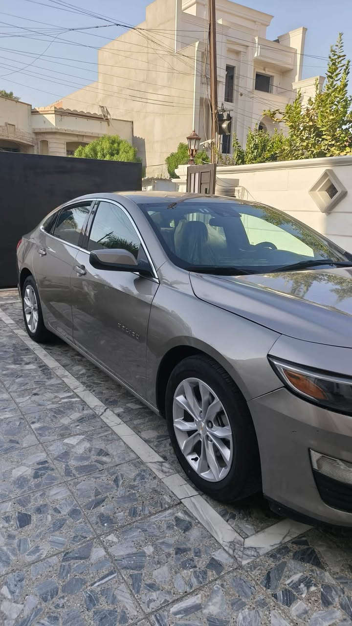 السلام عليكم ماليبو ٢٠٢٥ وارد امريكي بيه ضربه جاملغ وبنيد بدون ايرباك بدون دواخل بيها جاملغ صفحه السائق بارد  السياره ماشيه ٤٥ الف هزه سنويه لوحات كله جديد رقم اربيل بأسمي مواصفات Lt  كير محرك صدر تبريد كله ع وضع الشركه سياره مناقصها كلشي السياره احلى من الصور السعر ١١ الف دولار قفل دفتر و١٠ بيع فقط ماراوس محتاج نقد السياره صارت عليه ١٢٥ قبل شهرين مكاني بغداد المنصور ‏‪***********‬‏
