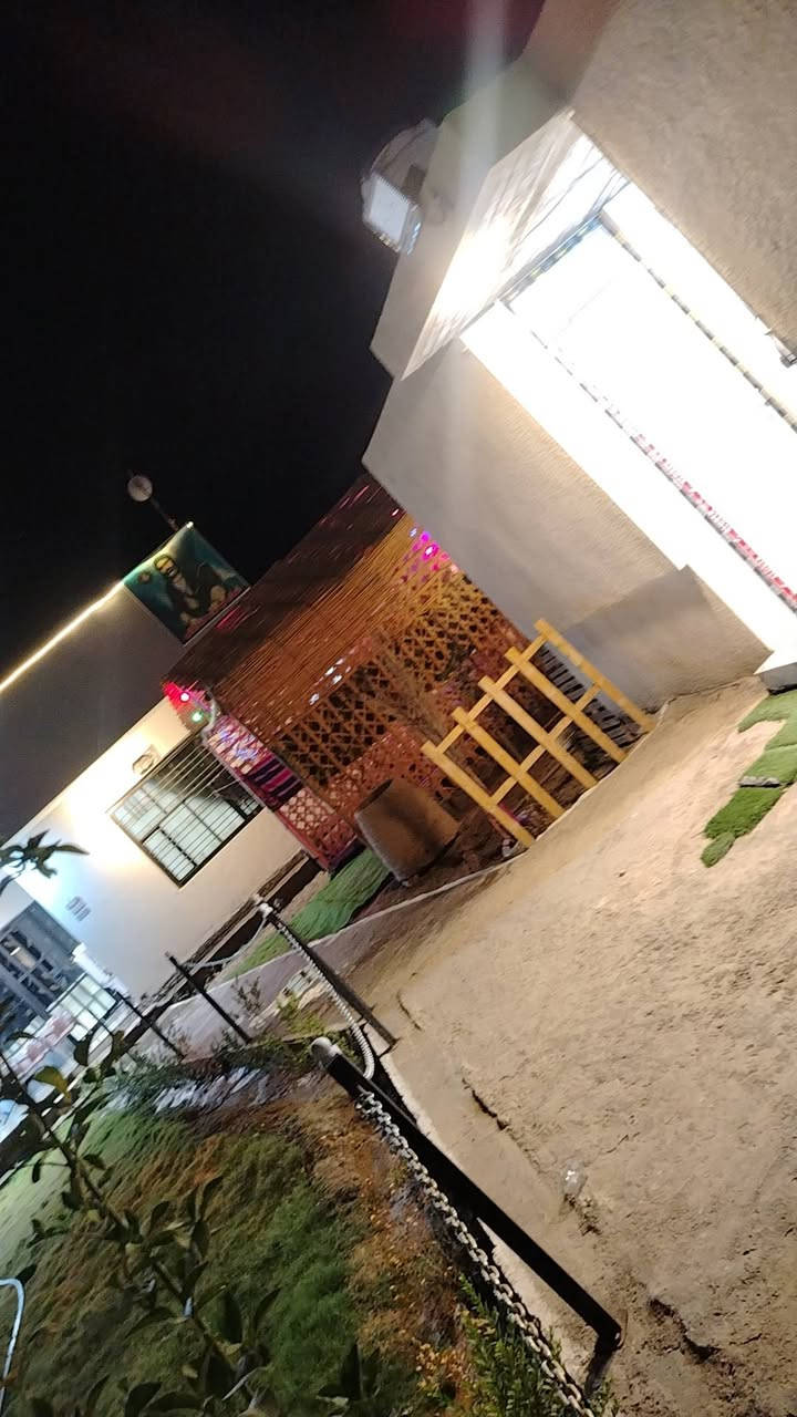 سلام عليكم نصف دونم  مع دار بناء مساحه 300 اللبيع  زراعي سند 25 في منطقه السلاميات قبل معمل ال سفنج قرب منتجع المشاهير منتجع الفنان حيدر عبد ثامر بناء حديث 2025
تفاصيل البيت :
يحتوي على صاله ضيوف كبيره 9*5
ومطبخ بارد + حار
 ويحتوي على 3 غرف نوم
حولي على كبر البيت مفتوح 
حمام ومع تصميم منزع ملابس 
وصحيات اضافيه خارج البيت كبيره 
والطابق الثاني يحتوي على غرفه نوم وداخله دريسنك روم ( غرفه ملابس)
ممشى من صفحتين داير مداير البيت  مع مساحه 5 أمتار خلف البيت 
المزرعة زنجيل تحتوي على باب أمامي وباب خلفي صايره على شارعين عرض الشارع 10
 البيت مثل مموضح بل صوره بناء حديث مع حديقه كبيره مزروعه  انواع الحمضيات والنخيل اعمارهن أشهر 
ملاحضة : جلسه عربية تراث مع تنور طين إضافي مع البيت 
الاستفسار عن طريق اتصال او مراسله الحساب 
رقم الهاتف ***********
