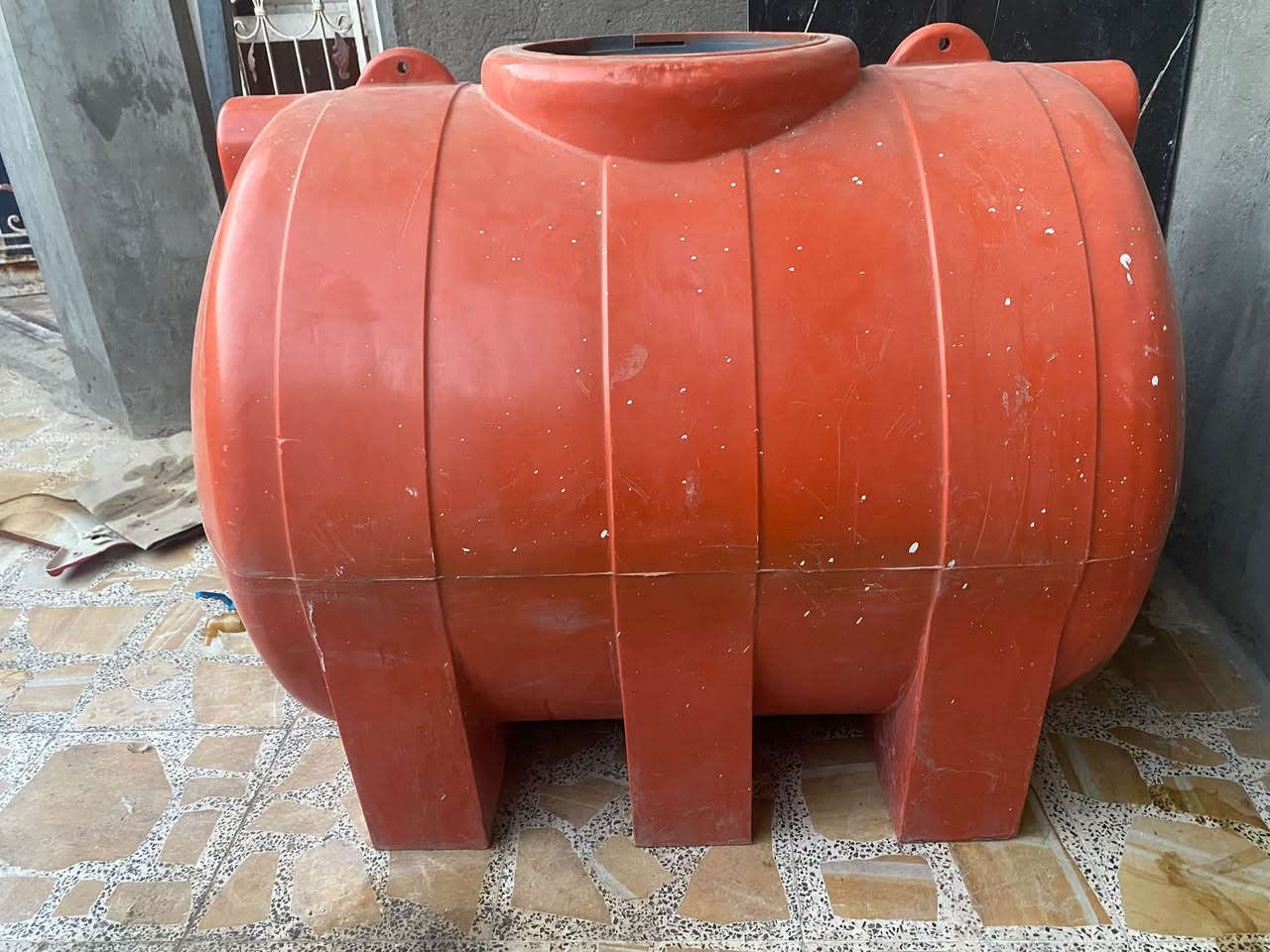 مقطوره 1000لتر  السعر 20 ملحومه بس ما بيها شيء شغاله  العنوان العماره حي الوحده
الرقم ***********
