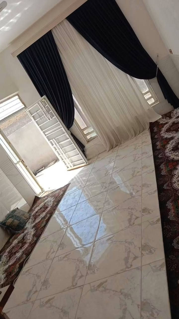 السلام عليكم بيت للبيع مساحه 200 متر غرفتين وصاله مطبخ واستقبال ومناور بيت جديد ونظيف حي الامين ام  طباشي خلف حسينيه سفينه طريق الزوار اكثر استفسار اتصال بالرقم ‏‪***********‬‏
