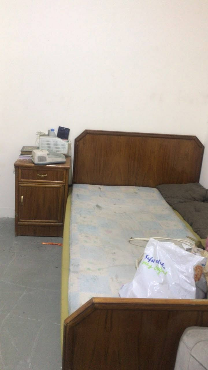 غرفه خشب عراقي تكمه ميه بالميه كنتور ٣ باب وياه ملحق مالته بس مشادته جربايه نفر ونص والميز تواليت للبيع ب ٢٥٠ وبيها مجال للشراي ***********
