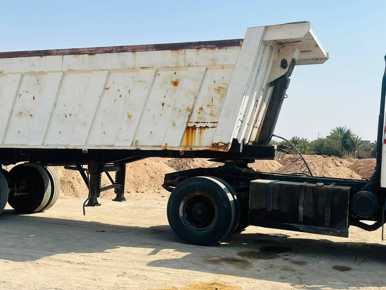 السلام عليكم تريله للبيع راس وعربانه محرك 44 دبل تيربو لاتنقيص ولاتبخير گير 220 فافون اكسن جيئف شرط السعر 250 للاستفسار ***********
