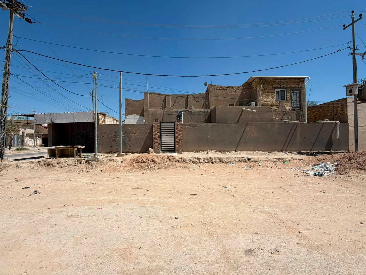 .🛑 دار سكني  للبيع 🛑 
المنطقة : العسكري الاول 🚩 
اقرب نقطه داله : موقع تجاري شارع الوكفه 

المساحه :  200✅  الواجه 10؛ركن 

التفاصيل : غرفتين نوم وصاله واستقبال ومطبخ وصحيات داخليه وخارجيه 
الطابق الثاني:غرفتين نوم وصاله 
.............
للاستفسار
     مراجعة مكتب رسول الوزني للعقار  
الديوانية . حي الحضارة قرب اسواق طيبة
 للمعلومات ولمزيد من التفاصيل ⬇️
       مراسلة الصفحة  
      ارقام الاتصال 
***********
