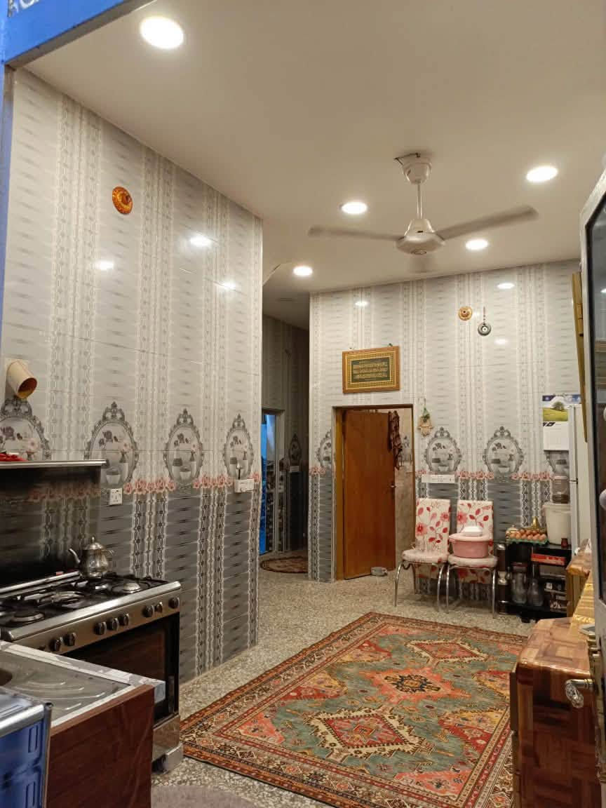 دار للبيع في بغداد - الشعب (حي البساتين)🏘️
يعلن مكتب المصطفى للعقار عن توفر دار للبيع
 المساحة: 91 متر مربع (الواجهة 7م × النزال 13م)
 الموقع: بغداد - الشعب / حي البساتين
 السند: طابو زراعي سند 25
 التصميم: 3 طوابق مع مدخلين للدار
تفاصيل الطوابق:
 الطابق الأول: استقبال، صالة كبيرة، مطبخ، غرفة نوم، صحيات، ومنور.
 الطابق الثاني: غرفتين نوم (واحدة سويت، والثانية كبيرة ).
 الطابق الثالث: غرفة نوم كبيرة

حالة الدار: نظيف وجاهز للسكن.
لمعرفة السعر اكتب تم بالتعليقات !

📞 للإستفسار أو لمعرفة السعر:
يرجى الاتصال على الرقم: *********** أو زيارة مكتب المصطفى للعقار. حي البساتين شارع الضباط
