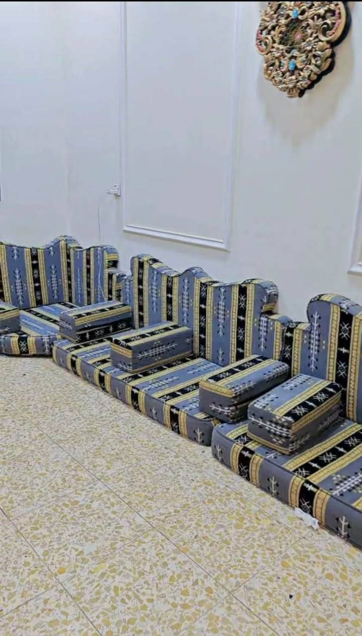 ديوان أرضي • ١٣ مقعد • للبيع