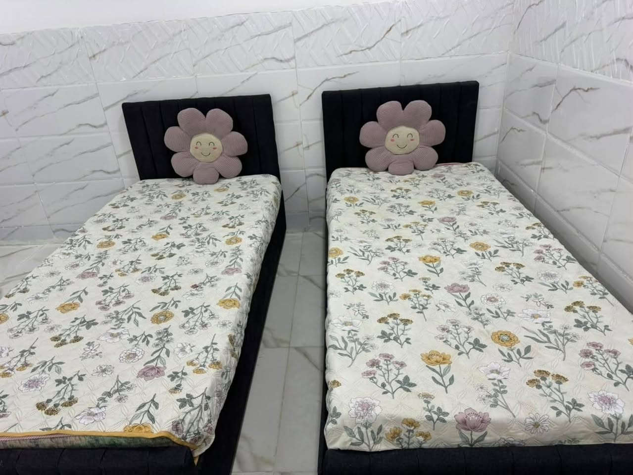 :

🛏️ للبيع سريرين نفر، حالة مرتبة ونظيفة جدًا

سريرين بتصميم أنيق ولون أسود، محافظ عليهن وحالتهم ممتازة، مناسبين للبيت الجديد أو غرفة النوم.
السريرين نفس الموديل ونفس الحجم والبيع سوا.

📸 الصور حقيقية والسريرين مثل ما موضح بالصور.
💰 السعر: 100 لكل تخت
***********
📍 الموقع: [موصل ]
