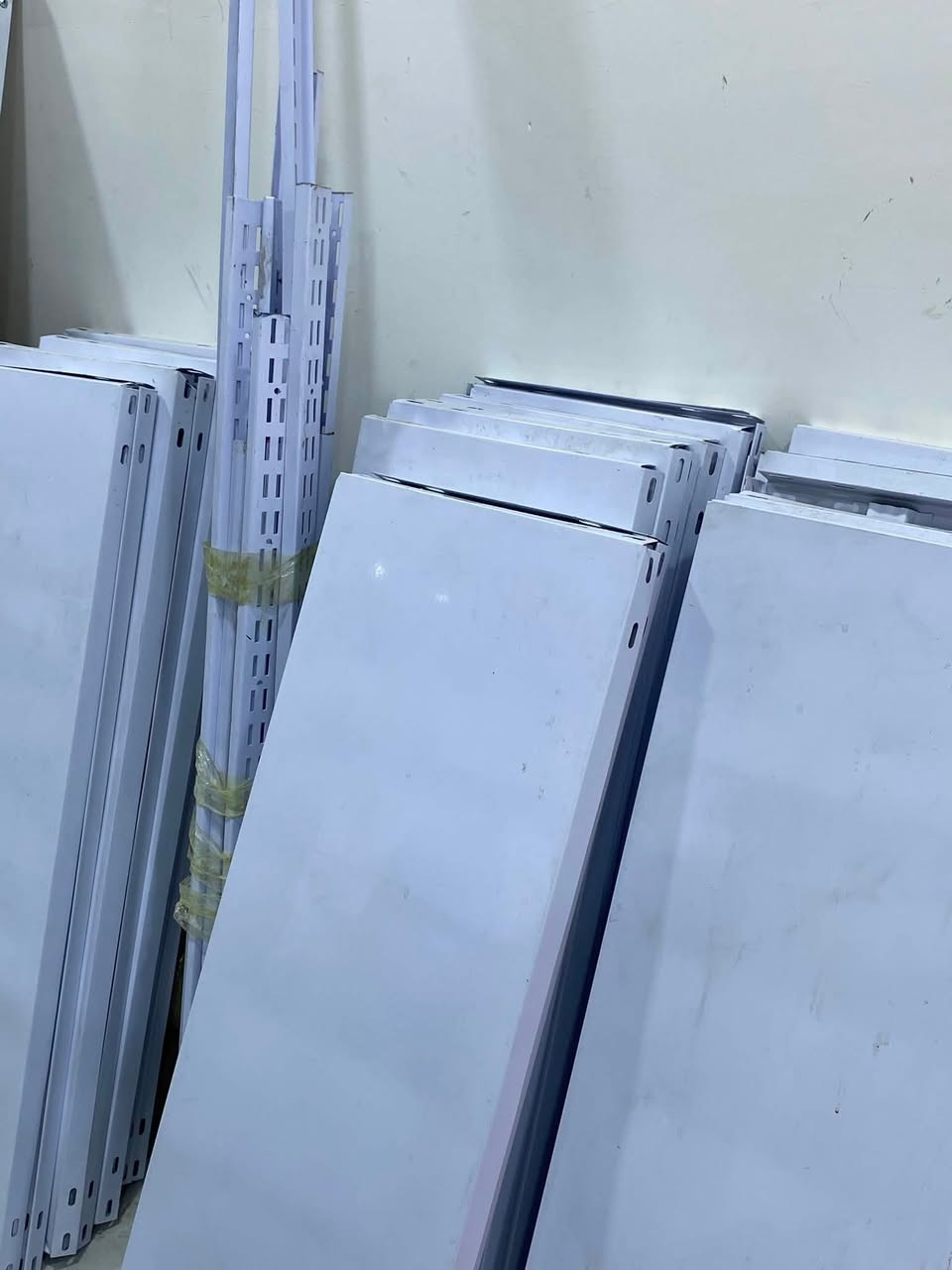 السلام عليكم 
رفوف حديد اخو الجديد مستعمل قليل ونضيف 
30 رف (قطعه) 
السعر 150 قفلهن 
لاستفسار ***********
