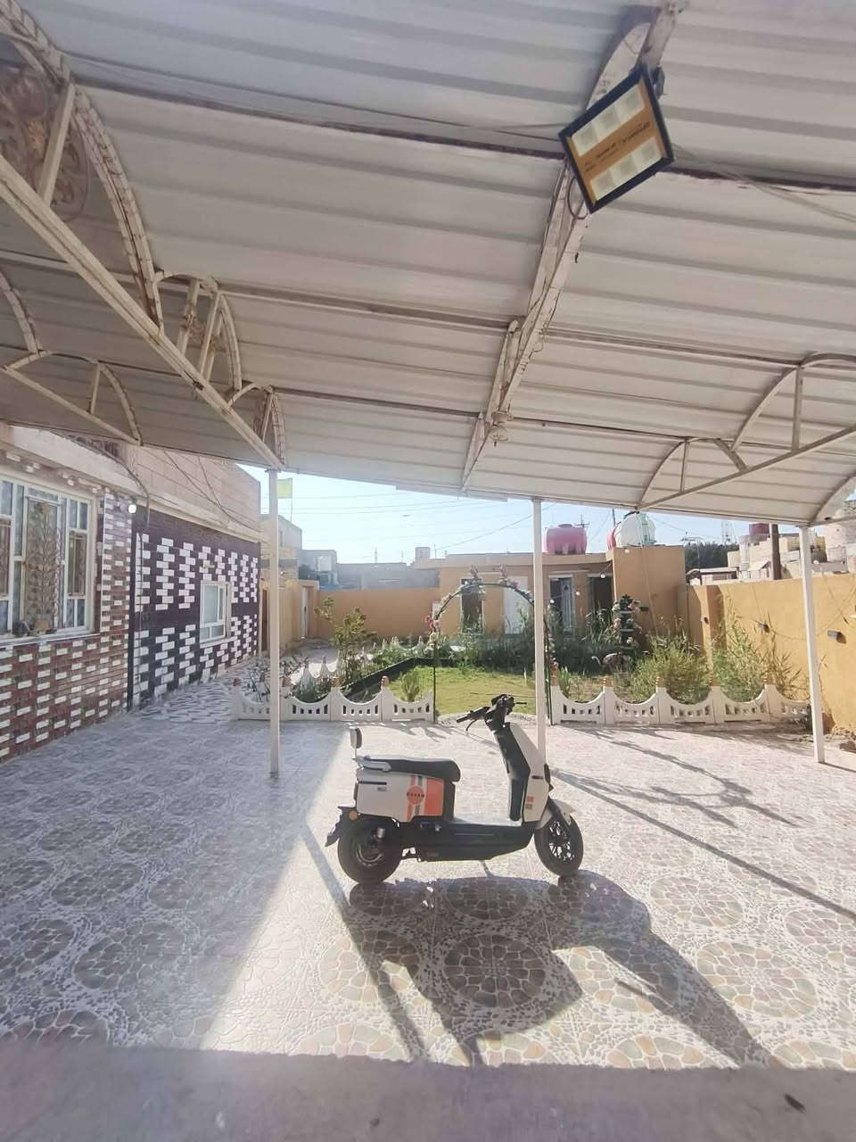 السلام عليكم
بيت للبيع مساحت البيت الكلي 2000 +قطع داخل لبيت 5
مشمول بل طابو  عرض شارع مقابيله 19
يبعد عن شارع ابو لماش السايدين 75 م
 
الديوانيه         14

 لغرف عدد 5.     5/4

المطبخ.        5/4

حمامات داخليه وخارجيه عدد 9

الصاله.     14/4

باقي تفاصيل ع الهاتف 
***********
