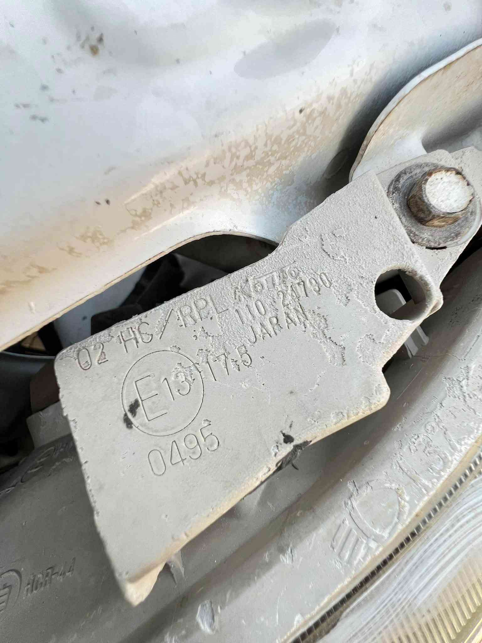 بەناوی خودا
پیکاب نیسان ( ٢٠٠٢ ) یابانی 

_ دەبڵ ئەکسل بیلاد مەکینە بەخە
300KM 

_ بێ دەعم و زەربە پێش و پشتی کەپسە بەشەرت 
بۆیاخی پەمپی تیانییە تەنها چەن جێگەیەک کارتی هەیە لەسەر هەڵدان کارت کراوە بێ چەکوش و مەعجون

_گێرو مەکینە و دەبڵ گێڕ ئەکسل دەبڵ ئەکسل بەشەرت 
تەقەو رەقە نیە زۆر نەرم و بە هەلمەتە سەیارەیەکی زۆر تازەیە لایت و عەتەر و دەعامیەکانی بیلادی شەریکەیە 

_سەنەوی بەسەر چوە تەحویل و خەرامە وەکالە بە شەرت 
گۆرینەوە ناکەم تەنها دەیفرۆشم ..

لەهەڵەبجەی شەهیدم 

***********
ڤایبەر و وەتس ئاپ لەسەرە
