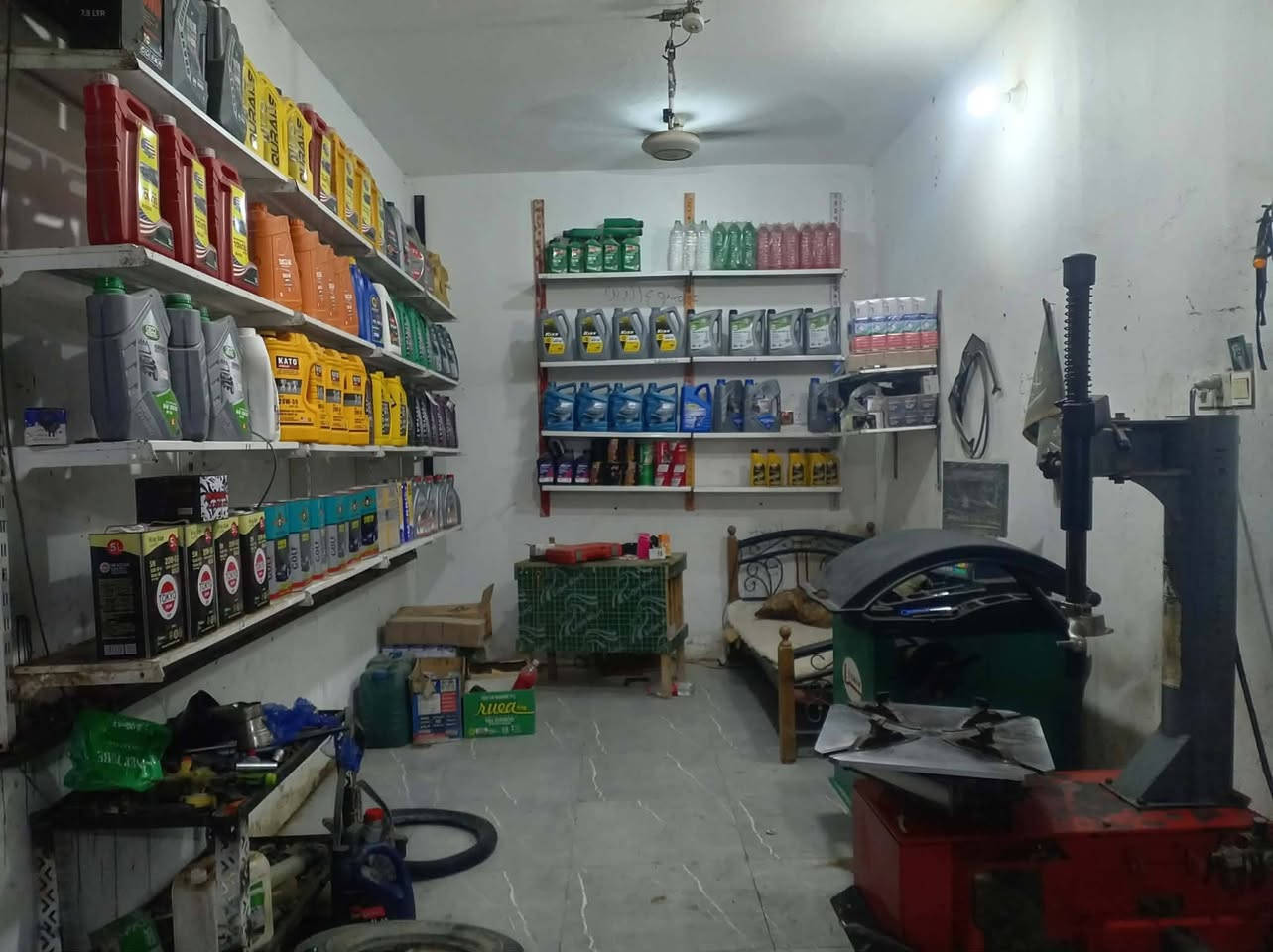 محل بنجر + دهن 
كامل كبل تفتح
تاروسه 320 لتر
خالعه +بلنص
سيت مفاتح فلاتر الاصلي
درين وهوه صغير 1
جكات 2 واحد شغال جديد وثاني بي جبنه
دهن دراجه اوله كله الله شاهد
برميل دهن ماخذ منه اقل ربع +  2 ظاغطات دهن

بلنص كامل هوه واعدته جازهز

رفوف كامله مكاني ديوانيه قضاء عفك
السعر 6 وبي مجال للشراي
ملاحضة خالعه بيه صونده فالته 

مابيع تفريد كله شلعع رجاء لموشراي لايخابرر بي مجال حك جيه فقط ***********
