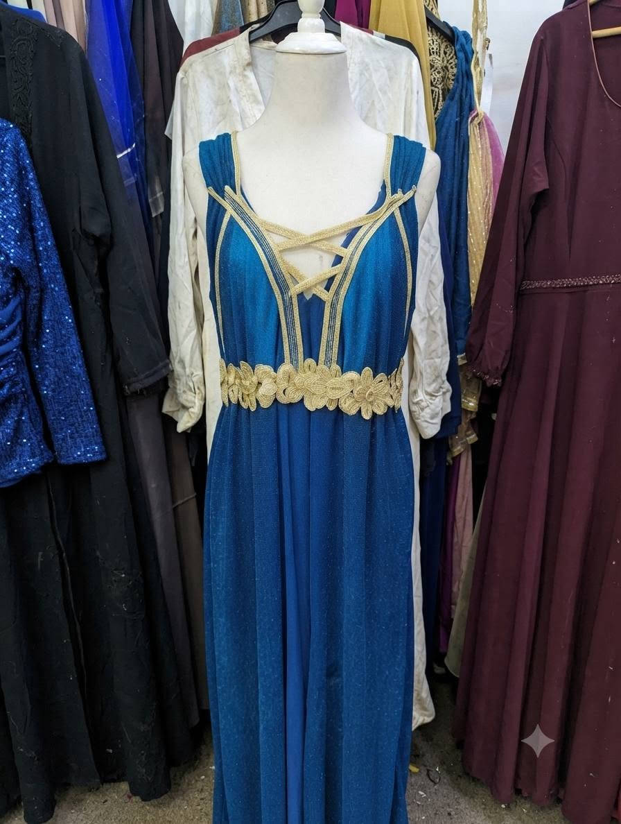 فساتين نسائية جدد للبيع الواحد ب 7 آلاف وتوج ومسكات الوحده ب10 الاف يوجد توصيل جميع المحافظات مكاني كركوك للاستفسار واتساب ***********
