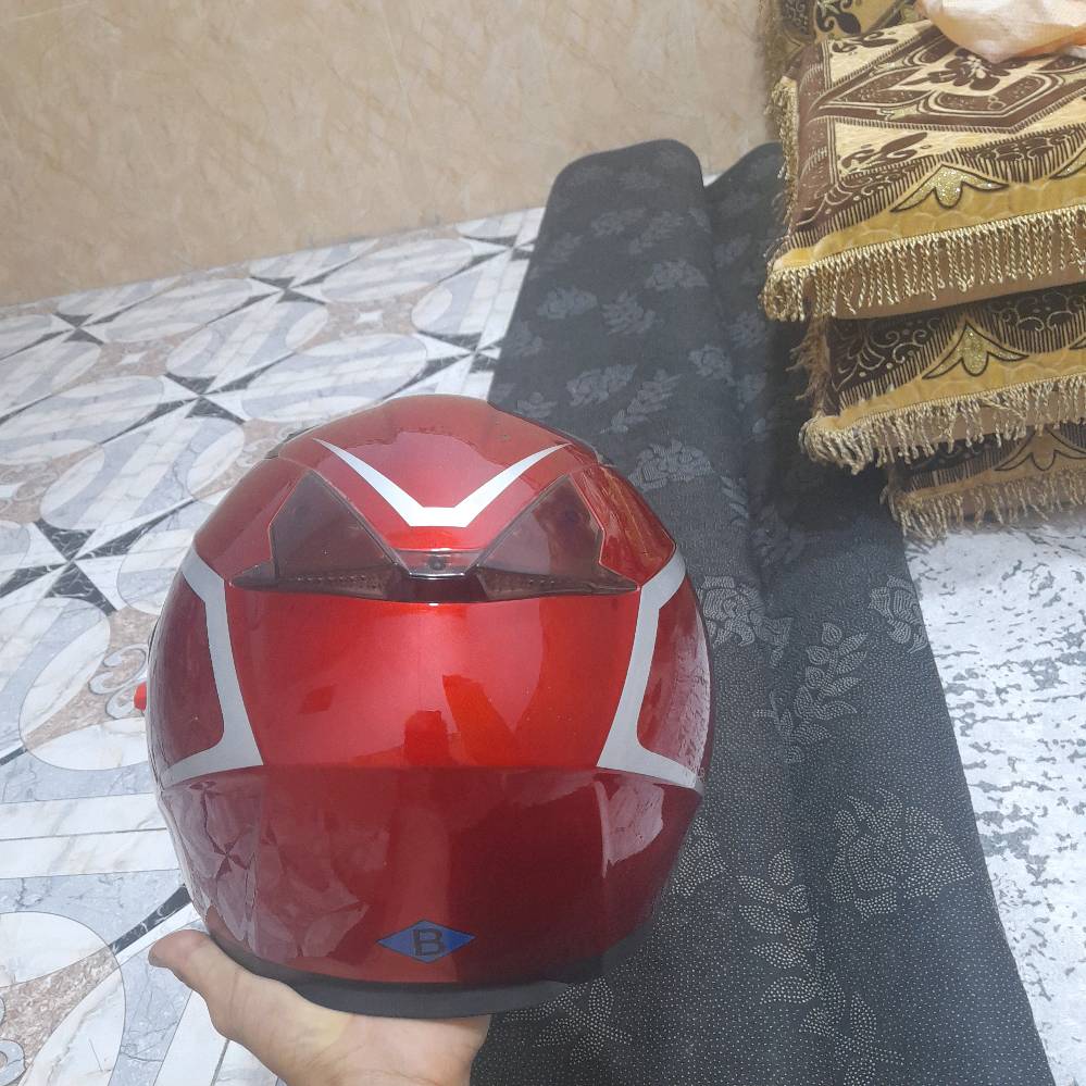 السلام عليكم
خوذة دراجه جديده DFG
 مستخدمها يوم واحد فقط خذيتها العصر وهسه بالليل عرضتها لان ردت اشتري وحده ثانيه

الخوذة جديده بلون احمر 
مناسبه لاجواء الصيف
 تحمي من الهواء. وتحتوي على نضارات شمسيه يمكنك التحكم في اضهارها من خلال زر 
ويوجد عدسات شفافه ايضا يمكنك التحكم فيها. 

بطانتها مريحه قابله للازالة والتنضيف والتبديل بسهوله

تحتوي على منفذ علوي لتدفق الهواء ومكان خلف الرأس لتزويدها بالضوء

- سعر الخوذة 35 الف فقط
- مكان الخوذة ابو الخصيب، حي العسكري
- للاستفسار والتواصل عبر الخاص في التطبيق او رقمي بالواتساب وانه بخدمتكم..