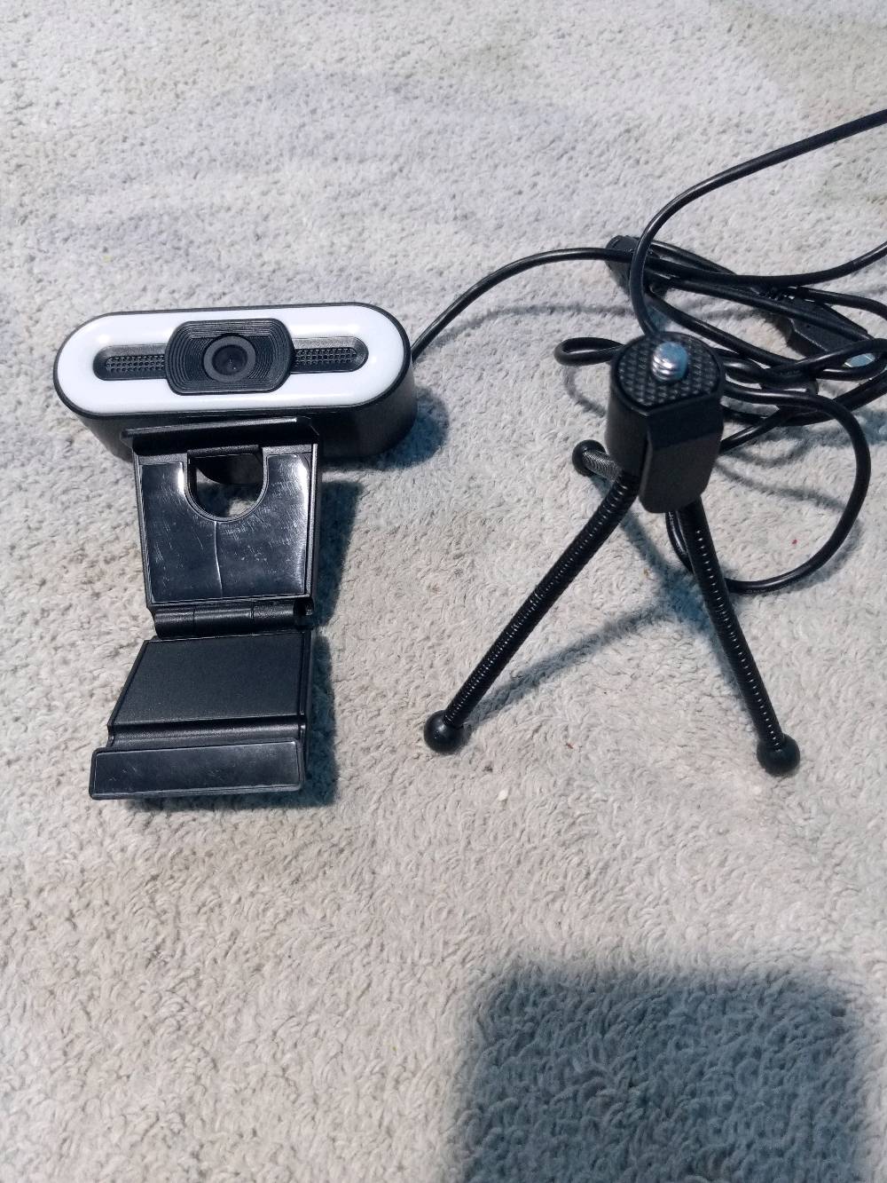 Bextoo 1080P Full HD Webcam
 اسم الكاميرا: Bextoo Webcam 1080P HD
 الموديل: B08V564M4Y
 الحالة: مستعملة، نظيفة وتشتغل 100% بدون أي مشكلة 
 الكاميرا
• دقة Full HD 1080P – 1920×1080
• تصوير لحد 30FPS
• Autofocus – فوكس تلقائي
• عدسة زجاجية
• مناسبة للمكالمات والاجتماعات والبث والدروس أونلاين.
 Ring Light
• إضاءة Ring Light مدمجة بالكاميرا
• 3 أوضاع إضاءة
• أبيض / طبيعي / دافئ
• إمكانية التحكم بسطوع الإضاءة.
 Microphone
• مايكروفون مدمج بالكاميرا
• مناسب للمكالمات والاجتماعات والدروس والتسجيل.
 كابل USB
• كابل USB مدمج بالكاميرا
• توصيل مباشر بالكمبيوتر أو اللابتوب
• Plug & Play بدون الحاجة لتعريفات خاصة.
 قاعدة التثبيت
• قاعدة مدمجة لتثبيت الكاميرا على شاشة الكمبيوتر أو اللابتوب
• قابلة للتعديل حسب وضع الشاشة.
 فتحة Tripod
• تحتوي القاعدة على فتحة قياسية لتركيب Tripod.
 التوافق
• Windows
• Mac
• Linux
• تعمل مع برامج مثل Zoom وDiscord وOBS وSkype وغيرها.
 مميزات إضافية
 Autofocus
 Full HD 1080P
 Ring Light مدمجة
 3 أوضاع إضاءة
 Microphone مدمج
 USB Plug & Play
 مناسبة للكمبيوتر واللابتوب
 تجربة الكاميرا متاحة قبل الشراء

 السعر: 35,000 بيها مجال قليل
حبيبي منوّين؟ يعني إنت بأي مدينة/منطقة حتى المشتري يعرف مكان الاستلام أو التوصيل؟: 
البصرة ـ أبي الخصيب 
الويب كام وياها كل الملحقات الأصلية لو بس الجهاز والستاند والكيبل؟ توجد علبة أو فاتورة بعد؟: 
فقط المعروض 
سبب البيع شنو؟ وهل بيها أي خدشات بسيطة أو مشاكل بالكيبل/المايك لو كلها تمام؟: 
كله تمام 
السعر 35 ألف ثابت لو بيه مجال للمساومة؟: 
بي مجال قليل 