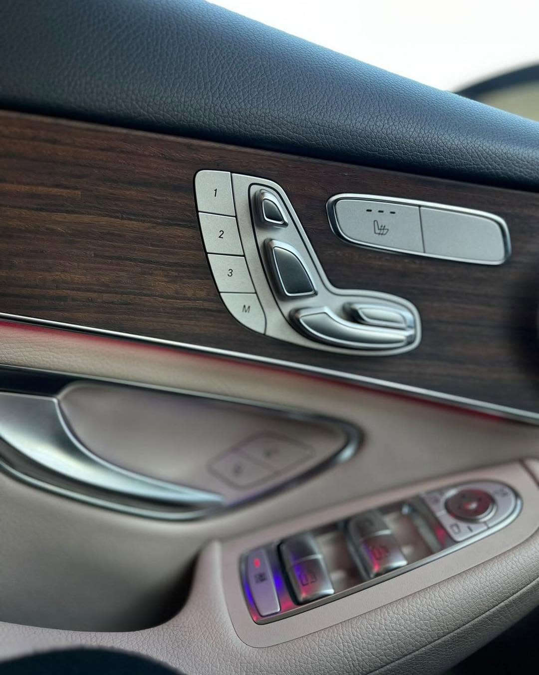 مارسيدس GLE 300 موديل 2022
ماشيه ٢٠ الف السيارة جديدة
نفس الوقت رخيص لان بيها 👇
اجزاء متضرره ٣ قطع وارد امريكة

اللوحه اربيل خصوصي 
المحرك 2.0T

السيارة فول مواصفات 
فتحة سقف بانوراما 
كشنات جلد وكهرباء وخزن
تدفئة تبريد كشنات فول تحكمات
رادار وحساس وكاميرات 360 درجة
ناقل المحرك اوتماتيكيه
عدد المقاعد خمسة

🛑السعر سوي تعليق يصلك تلقائي
رقم هاتف ***********
