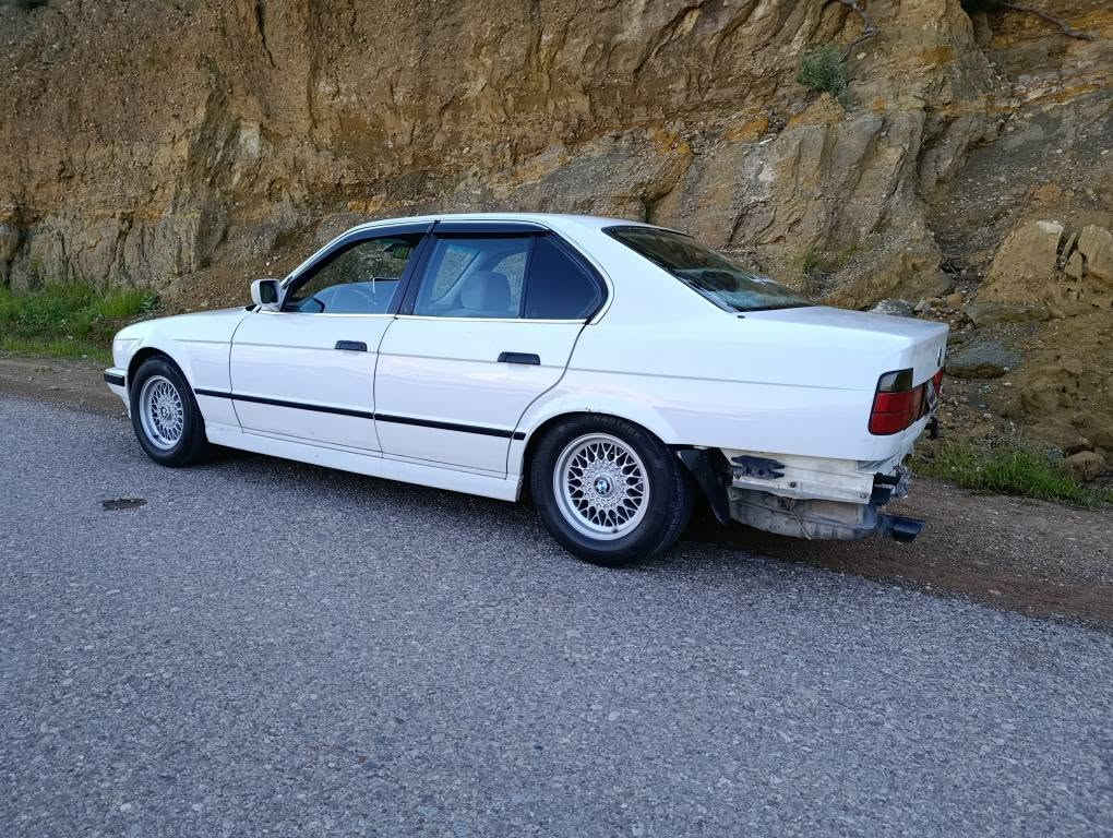 سڵاوی خوا لە هەموو لایەک
BMW بۆ فرۆشتن 
مۆدیل 1993
520i گێڕ عادی 
ئاڕمی پلاستیکی هەولێرە سەیارەکە بێبۆیاخە بەشەرتی غەرامەو هەموو شتێ گێڕ و مەکینە بەشەرت نە سەرف نە بوغار 
تایەو ویلی تازەی لەسەرە
 مەکینەی لۆکە  بەدوای عەیبا مەگەڕێ هیچ مەسرفی نیە 
بۆ نرخ پەیوەندی بکە یان نامه بنێرە
*********** لەکەلارم
#Admin كالار, السليمانية
