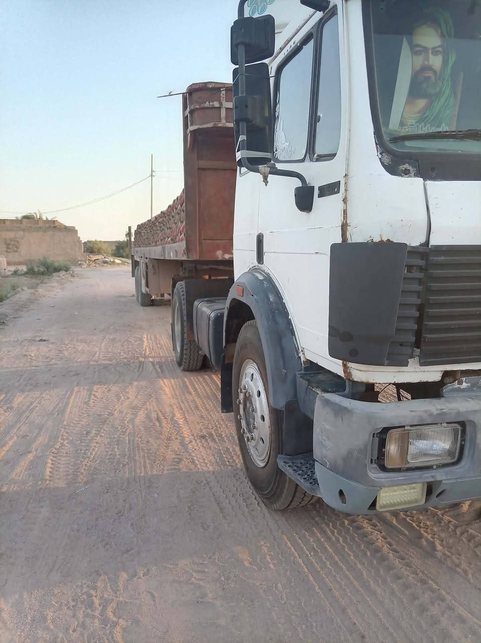 السلام عليكم راس تريله لبيع محرك 38 تيربو گير برميل 160 رقم مثنى بسمي تخم تاير ***********
