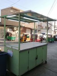 للبيع مع كافة مستلزمات العصائر من خلاطات ومجراشة  ثلج  الخ يعني كبل تج...