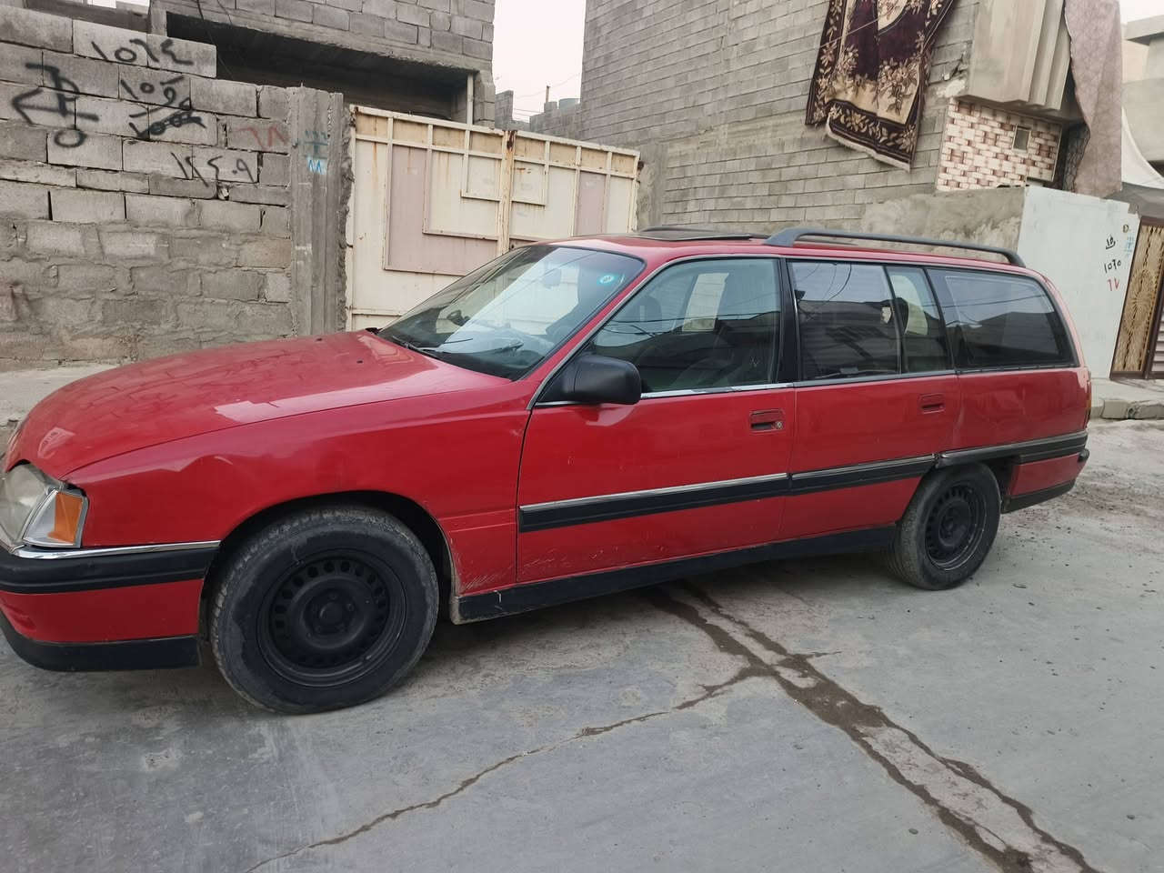 السلام عليكم اوميكا ستيشن موديل 1991 محرك 20 المرغوب محرك كير شرط  السياره كير عادي بسمي اني الشرعي كاربون بيها قفل مركزي بيها السياره بيها بانورمه تايت جدد السعر 25 أو بيها مجال الرقم ***********  اتصال أو تدلل
