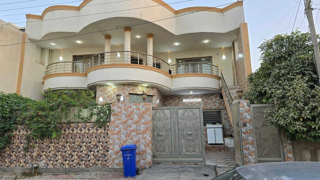 السلام عليكم ورحمه الله وبركاته
بيت طابو للبيع مساحتة ٣٠٠ متر مربع 
البيت طابقين الطابق الاول مساحتة ٣٠٠متر 
يحتوي على ثلاثة غرف واستقبال جبير ومطبخ وهول جبير
والطابق الثاني بي مشتملين معزولات عزل كامل 
وكل مشتمل يحتوي على غرفتين ومطبخ واستقبال وصحيات وكل مشتمل بي غرفة وبيتونة خاصة بي 
الشارع عشرين 
المنطقه راقية جداً 
للعلم البيت طابو جديد 
غرامات صفر 
ماء وكهرباء مسدد كامل ومصفر 
البيت ما مطلوب ولا دينار 
البيت بأسمنا شرط التحويل والغرامات 
المكان كركوك القادسية الثانية مقابل حلويات الشام 
السعر ٢٥٥ وبي مجال 
***********
***********
