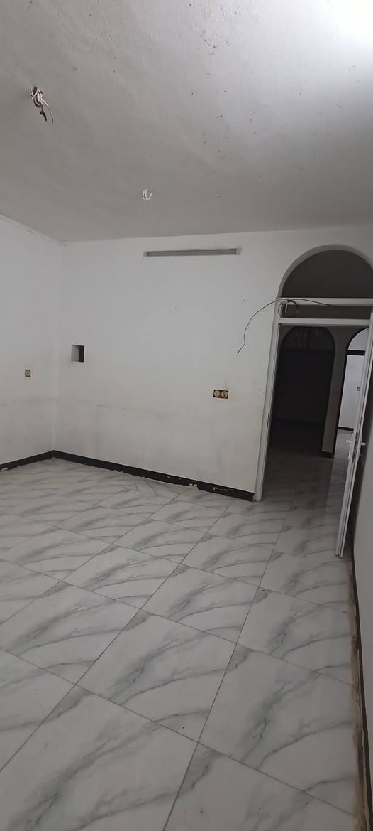 شقة للايجار 🏫
حي البكر قرب جامع البديع...
مساحة 200م 
غرفتين نوم وهول واستقبال ومشتملات 
الشقة نظيفة ومرتبة...
للاستفسار مراجعة مكتب المازن حي البكر شارع المنظمة قرب المركز 
او الاتصال على 📞☎️***********
