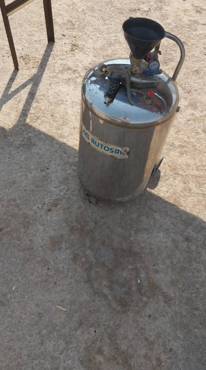 ميز عارضة طول .2.متر ونصف المتر .أرتفاع .2. 21 .سانت متر و سير بطول .4.متر و سير بطول 3 .ونصف المتر و منشار بالزين عاطل و دبة رغوة مال غسل به ثقوب ومسدس رغوه وبرميل عدد 2. جديد .الأتصال على الرقم..***********..
