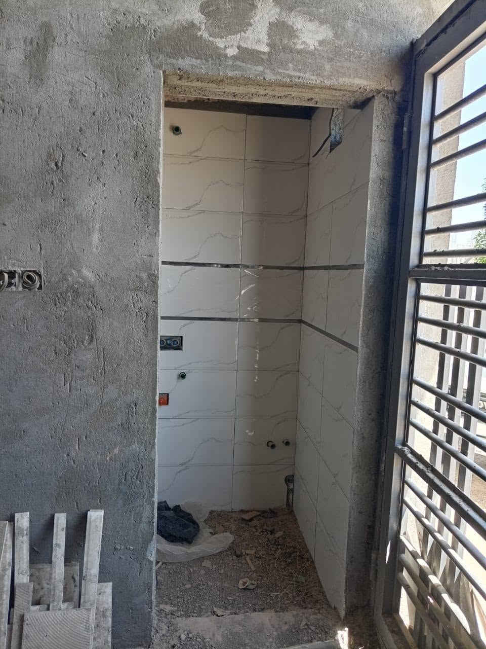 السلام عليكم
بيت +مشتمل للبيع 300 متر 📣
 *حي موظفين الحر بالقرب من مستشفى التركي والحزام الاخضر*
📍*البيت*
 يحتوي على 3 ثلاثة غرف نوم واحدة بالطابق الارضي والاثنين بالطابق الثاني وكل غرفه مجهزه بسويت حمام كامل
يحتوي على مطبخ وصالة واستقبال ومنور وحديقة وطرمة كبيرة وحمام خارجي 
📍*المشتمل*
يحتوي على مطبخ واستقبال وغرفة نوم واحدة وصالة وحمام ومطبخ ويحتاج المشتمل فقط لبخ وارضية
🏷️ تتوفر الخدمات من كهرباء وماء 
ملاحظة/ البيت ثالث بيت عن الشارع الرئيسي
يبعد عن الامام 7 كم اي ما يعادل ربع ساعة فقط
للأستفسار 7833095643
