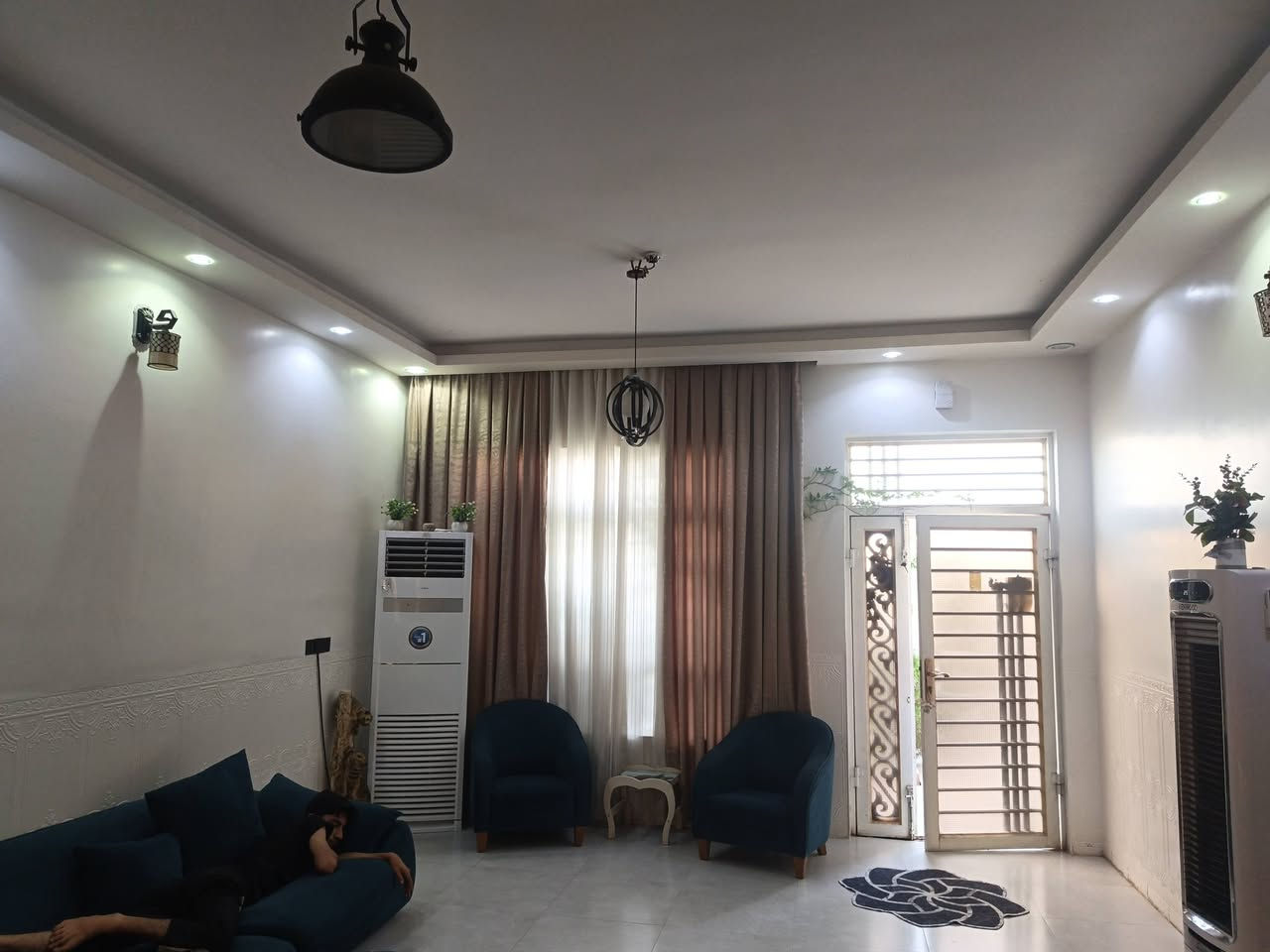 بيت للبيع مساحة البيت ٢٠٠ متر  واجهه ١٠ نزال ٢٠
زراعي الجمعيه الثالثه     
اتصال ع الرقم  ***********
 بي اربع غرف نوم 
وصاله واستقبال وحديقه وطابقين
