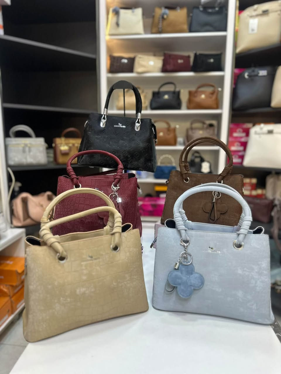 👜✨ حقائب رسمية بأناقة مميزة ✨👜
ستايل راقي، تصميم أنيق، وجودة تليق بإطلالتك 🤎
اختاري حقيبتك وخلي أناقتك تحچي عنك ✨
📍 خانقين – شارع مصرف، عمارة الحاج شاكر رضا، مقابل مجمع شاهين 📩 للطلب والاستفسار راسلونا على الخاص
