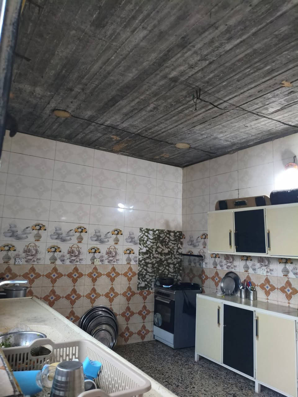 بيت للبيع الزعفرانيه شارع الزوراء يم اسواق الباشه او اسواق الورده بيت  على ڜارعين رابع فرع عن الشارع العام يم الجسر الجديد اسواق مريم مساحه البيت 190م طابق ونص غرف النوم عدد ٤ حمام عدد 3استقبال ومطبخ ومنور وترك خلف البيت كراج كبير زراعي رقم الهاتف***********) وتساب موجود البيت نضيف السعر  130 مليون وبي مجال للشراي
