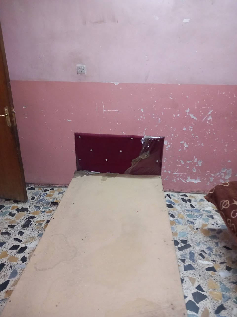 السلام عليكم
جرابي عدد 3

ام النفر كلش نفيفات 

الخشب الثقيل مو الخفيف 

العنوان فلكه حي النصر 

قرب مركز اكد 

الاستفسار 

***********
