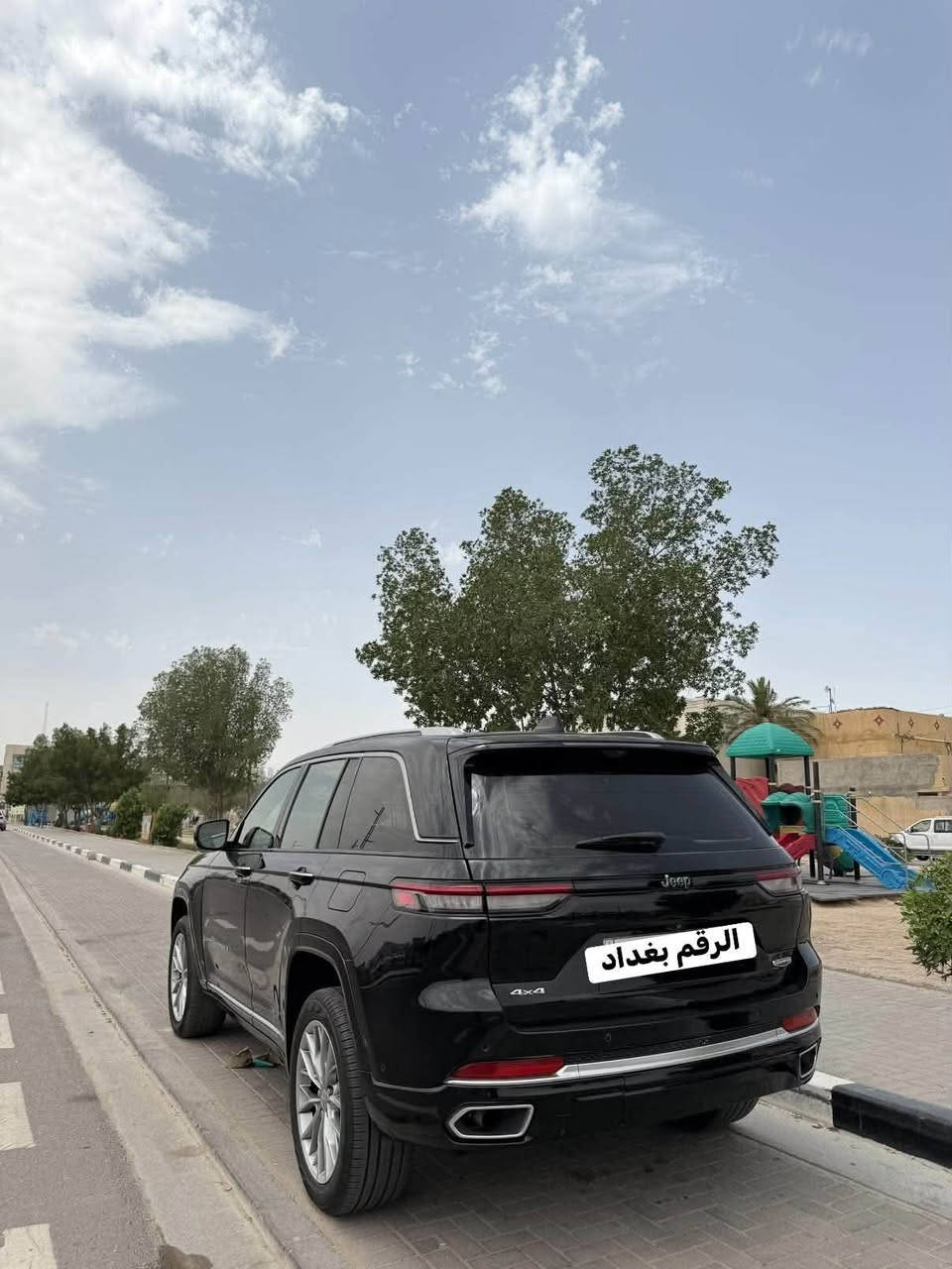 مرحبا اخوان جيب 2023 سومت السياره فول 1/1 معروفه بعد مواصفات السومت اعلى فئه بلجيب السيارة ماشيه 55 الف كيلو مو ميل السياره وارد امريكي بيهة 3 قطع ضرر جهة الصدر الباب مصبوغ فقط والباب الخلفي مبدل ومصبوغ وسمكره بلجاملغ الخلفي والجاملغ الامامي صبوغ فقط للجماليه ايرباك فقط برده خلفيه  باقي السيارة كفاله وصور الحادث مرفقه بلمنشور الموصفات شنو يخطر بالك مساج تدفئه تبريد 5 كامرات كشنين خزن ميموري تشغيل عن بعد 3 شاشات بانوراما صندوق كهرباء الكشنات الخلفيه تدفئه تبريد والى اخره ما تخلص المواصفات (مزوعه) السياره عليهة نصبه تخبل رقمهة بغداد تحويل ثاني يوم مكاني بصره السعر 298 وبيهة مجال الرقم***********
