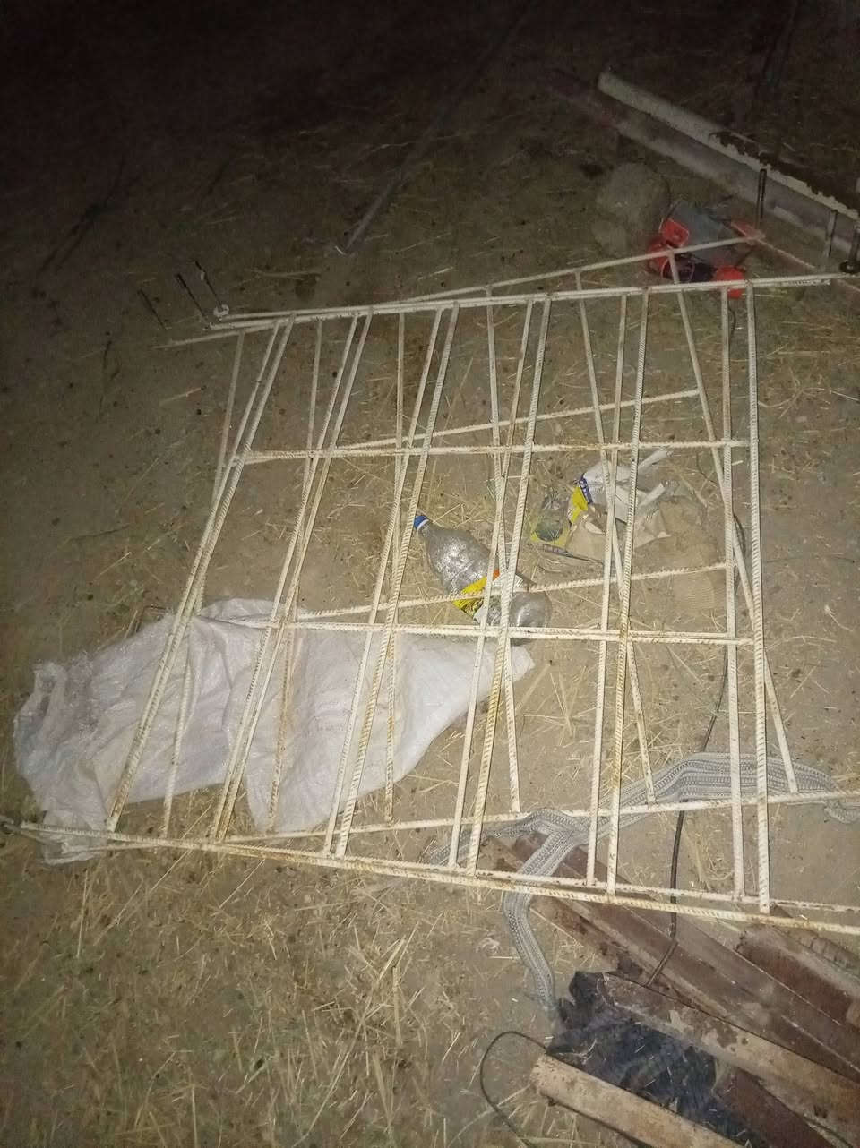 السلام عليكم
شيلمان وزواية وشياش + باب حديد ثقيل +شباك حديد ثقيل + واقيات شبابيك حديد+ جينكو
مكاني حديثة
***********
