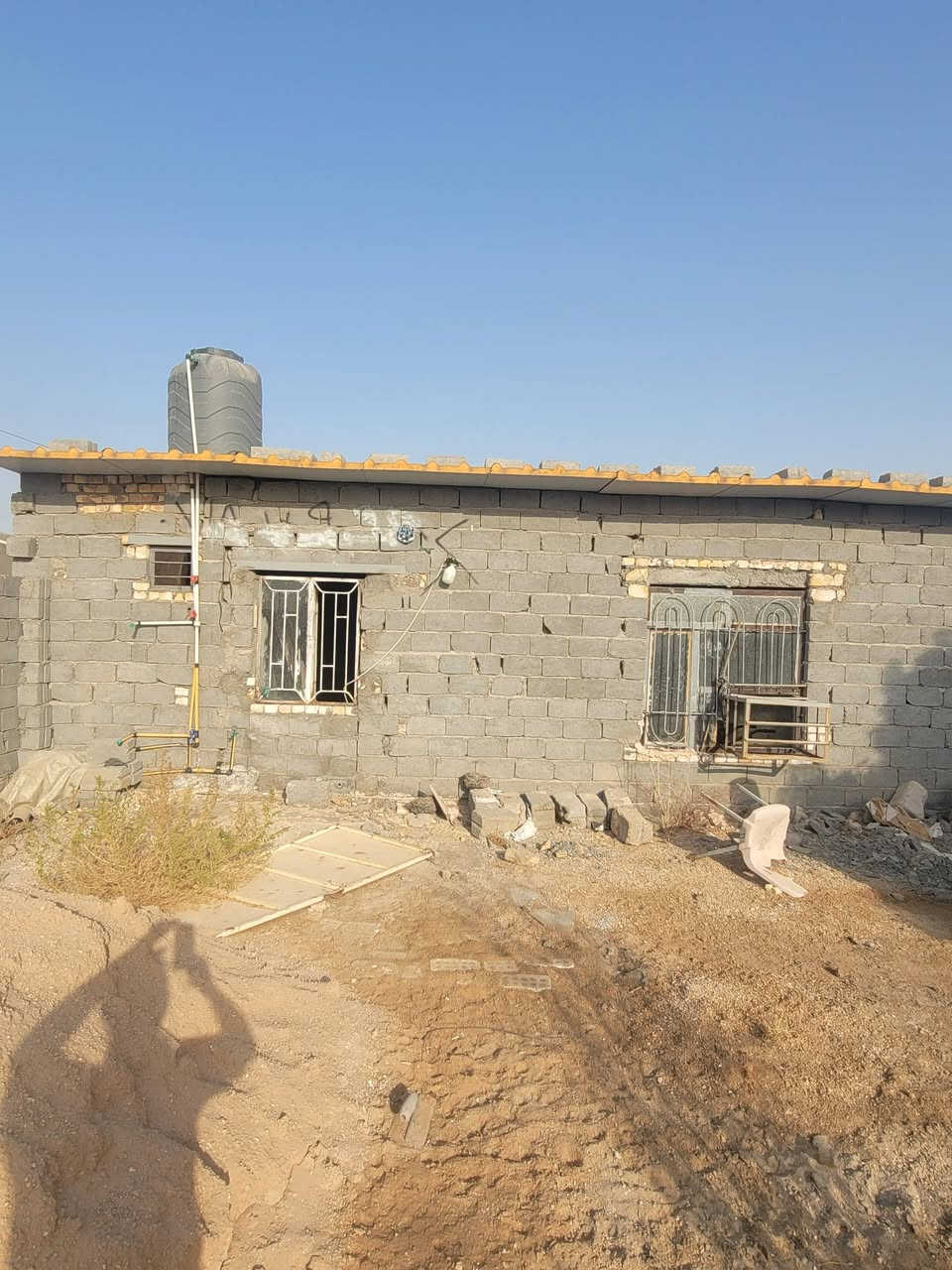 سلام عليكم اخوان بيت للبيع المساحه 200متر  الموقع المحاويل على طريق السده قرب الشارع العام  مسافه قليله عن الشارع العام  قرار 117 السعر 14 وبيه مجال البيت يرادله شي قليل ويكمل*********** @إشارة

