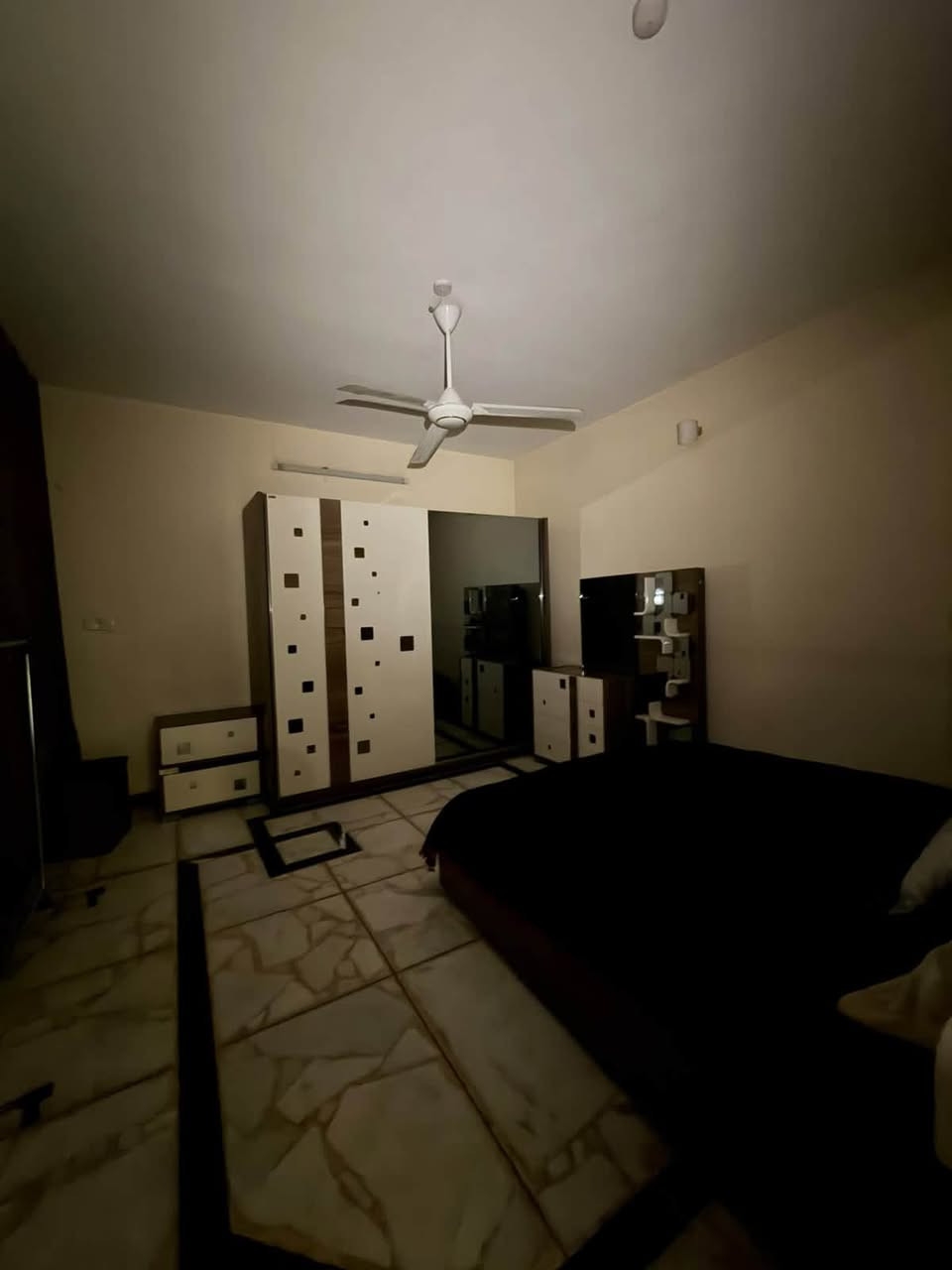 🏠 للإيجار في السيدية – شارع الخيزران

📐 المساحة: 150 متر

✨ العقار يتكون من:
• كراج
• 3 غرف نوم
• صالة
• مطبخ
• خدمات صحية
• هول داخلي بطابقين
• مجهز بسبالت
• مطبخ مجهز
• غرفة نوم مجهزة

💰 الإيجار: مليون و400 ألف دينار

📍 الموقع: السيدية – شارع الخيزران

📞 للاستفسار والتواصل:***********
