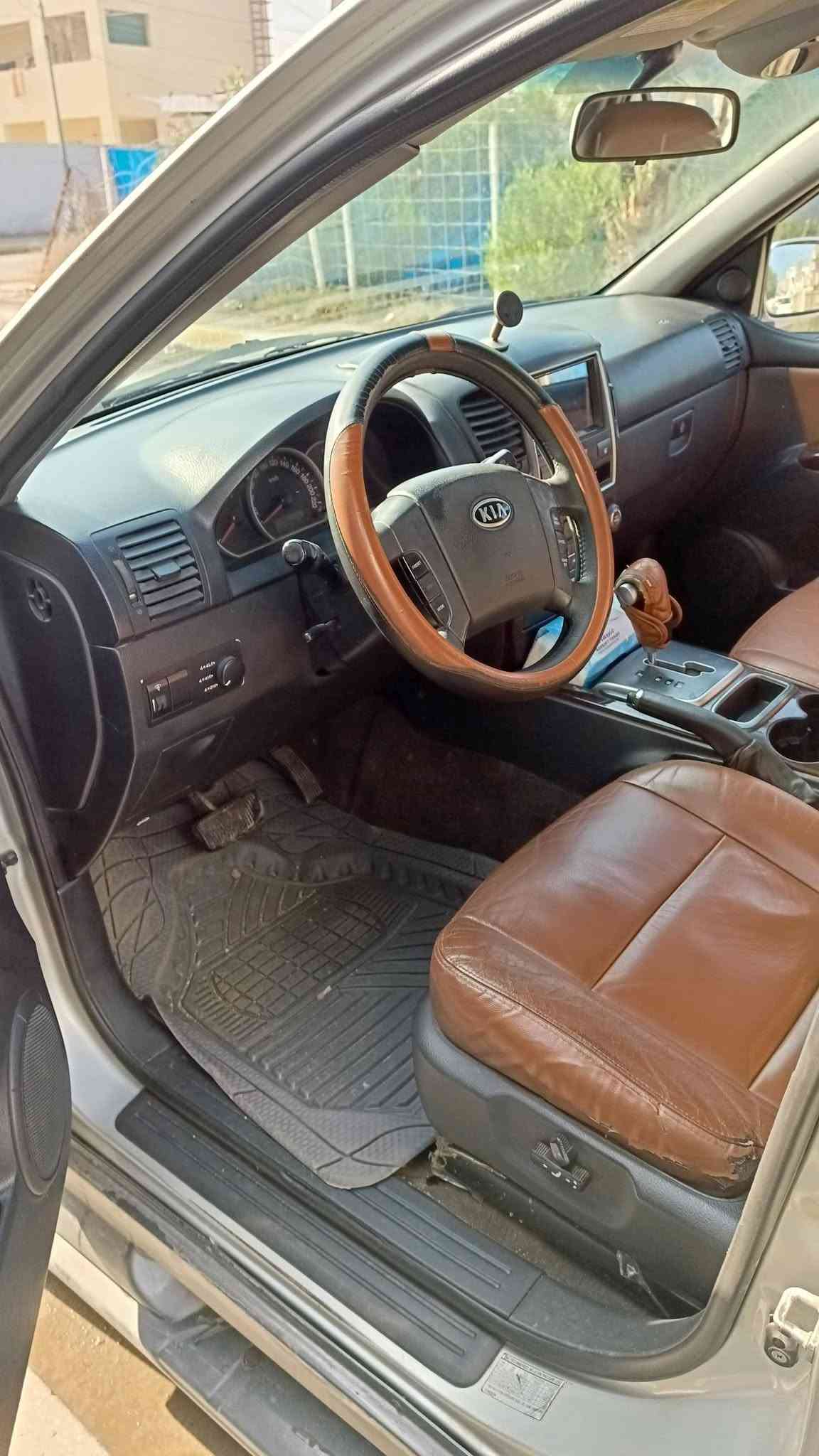 سورينتو 2009 خليجي 7 راكب فول مواصفات فئة EX مكفولة من الضربة ومن الصبغ عدا الدعاميات
‏رقم كركوك انگليزي تتحول بكل المحافظات السيارة بأسمي تحويل ثاني يوم 
‏محرك 6 سلندر 3300 / فور ويل / تحكمات ستيرن / كرسي السائق كهربائي/ فتحة سقف / تبريد + تدفئة شغال / مري شفط 
‏السعر /  105
‏مكان السيارة الفلوجة ***********
